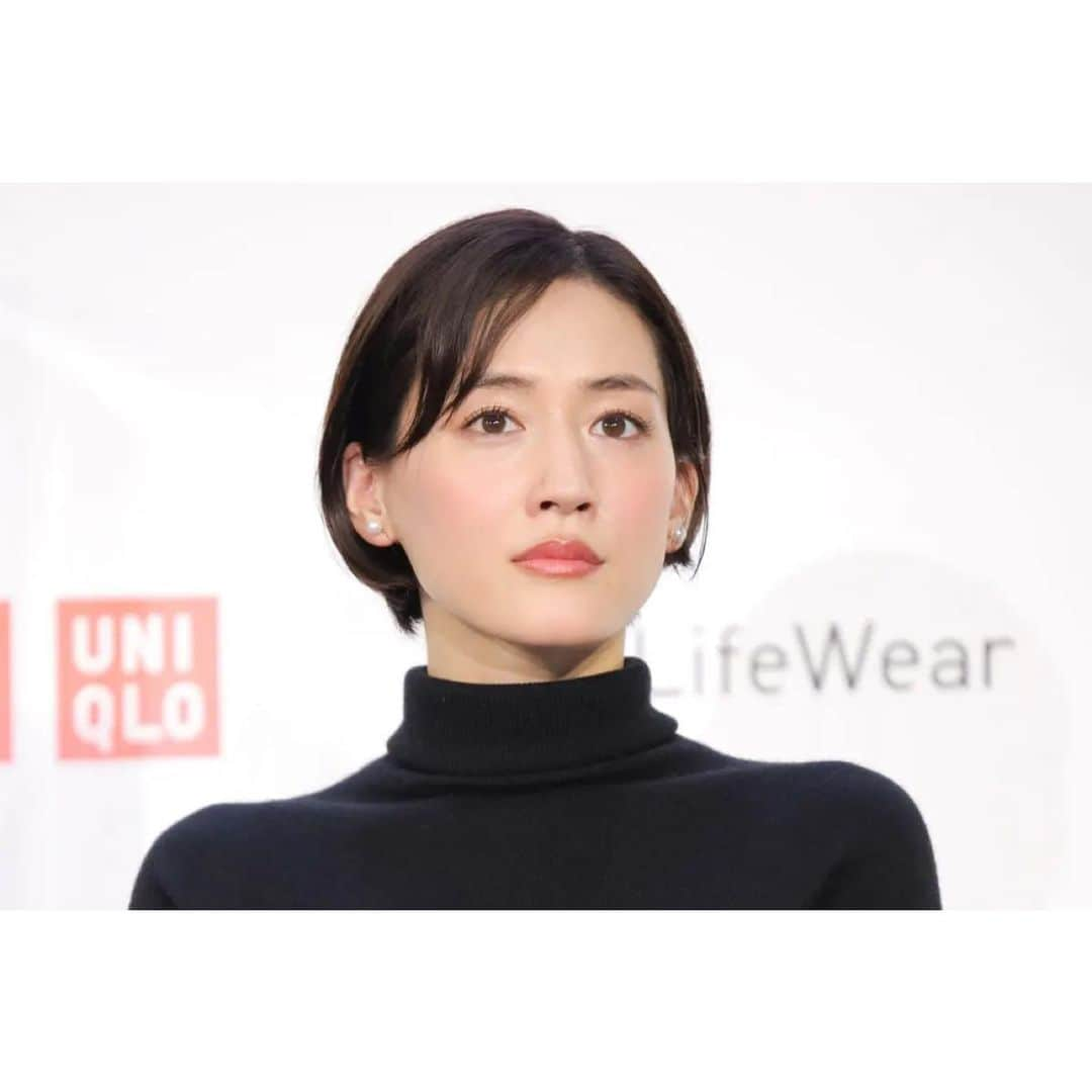 綾瀬はるかファンさんのインスタグラム写真 - (綾瀬はるかファンInstagram)「. 女優の綾瀬はるかが１日、都内でスペシャルアンバサダーを務めるブランド・ユニクロの「ＬｉｆｅＷｅａｒ　Ｅｘｈｉｂｉｔｉｏｎ　２０２２」記者発表会に、北京五輪スノーボード・男子ハーフパイプ金メダリストの平野歩夢と出席した。  トレードマークのロングヘアを約２０センチカットして登場。短く切った髪を触りながら「作品を撮っていまして。１０代の頃に坊主にして髪が伸びたとき以来。着る服が変わって、何を着たらいいか迷ってます」と、２００４年放送の主演ドラマ「世界の中心で、愛をさけぶ」（ＴＢＳ系）以来、１８年ぶりの短髪だと明かした。  #綾瀬はるか #ayaseharuka #harukaayase #uniqlo #ユニクロ」9月3日 9時12分 - ayaseharuka_fan