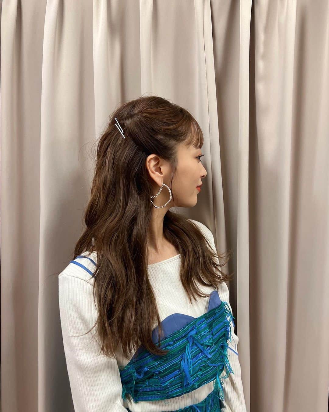近藤千尋のインスタグラム：「おはようございます💕  きのうのヘアスタイル🤍🤍 珍しくピンでアレンジしてもらいました😘 髪をウェーブに巻いてもらっても こんなに長くなって嬉しい☺️笑 後3センチ伸びたら考えよう。笑☺️  なんと、昨日とうもろこしを食べてた 長女の歯がすこしグラグラしてきて もうそんな時期？！とびっくり🤣🦷  まだまだ抜けないとは思うけど パパとママは乳歯が抜けそうな長女を見て 感動して泣きそうになった昨夜😂 色んな感情にしてくれてありがとうだよ💕笑  そんな長女は、 ジィジばぁばに電話して🥺 みんなに電話して🥺 十愛ちゃんの歯がグラグラする事伝えたい！ と大騒ぎでした🤣💓笑  ウェア @maisonspecial_women  アクセサリー @blanciris_official  シューズ @dianashoespress」