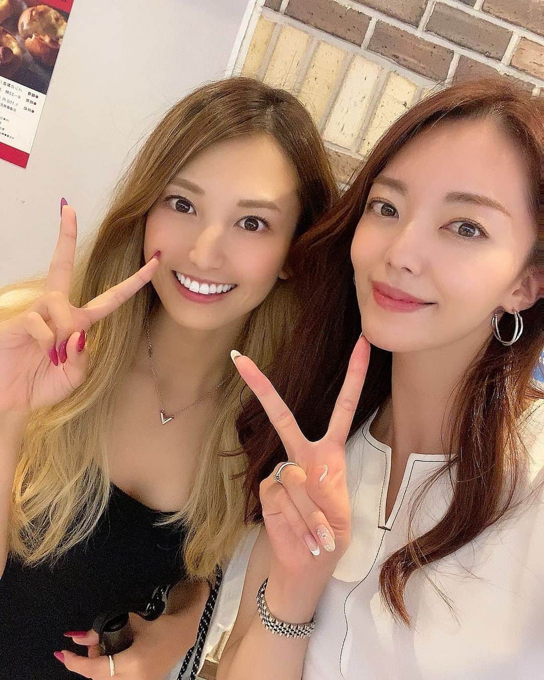 今村仁美のインスタグラム：「あーちゃん🇯🇵おかえり♡ 初のサシ飲み楽しかったね☺️ また帰ってきたら飲みに行こね💋  明日は私もあーちゃんも撮影会あるよ🧚‍♂️ 来られる方、宜しくお願いします✨ #あーちゃん顔面優勝 #元レースクイーン #我らの青春 #モルディブ行く」