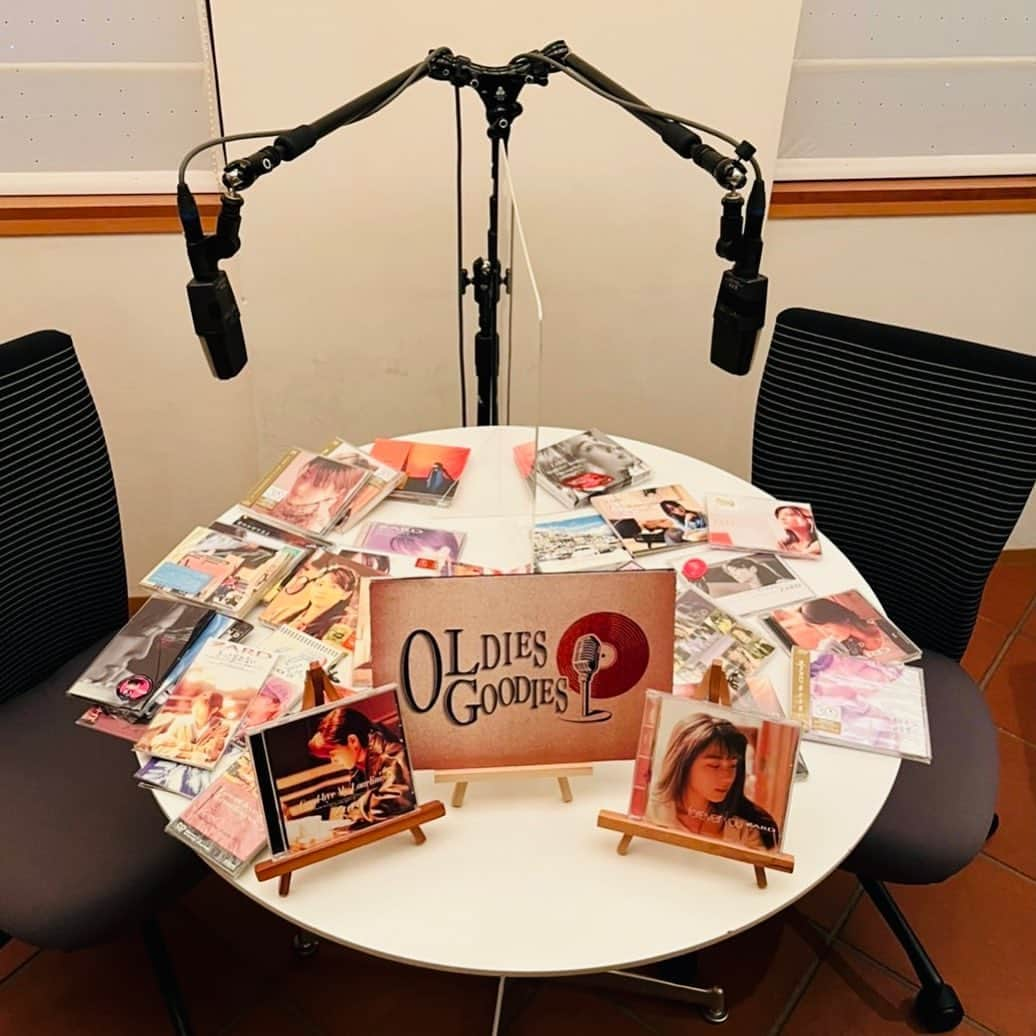 ZARDのインスタグラム：「📻Radio  FM滋賀 土曜お昼12時〜 「OLDIES GOODIES」 ナビゲーター：ばんばひろふみ・長戸大幸 @OLG__OFFICIAL  6週連続ZARD特集！  楽曲制作に携わったディレクターやデザイナーなど、当時の制作スタッフをゲストに迎え、坂井泉水さんと初めて出会った時の印象、ZARDライブ舞台裏での坂井泉水さんの様子など、今だから話せる数々の楽曲制作秘話をプロデューサー長戸大幸がお届けします。  本日オンエアの第一回目は、ゲストのデザイナー鈴木謙一さんとプロデューサー長戸大幸さんがZARDのヴィジュアルコンセプトについて語ります！  是非お聞きください！  ※最新情報は番組Twitterアカウント(@OLG__OFFICIAL)をご確認ください。  ※radikoアプリダウンロードで全国からお聴きいただけます。 https://www.radiko.jp  #ZARD」