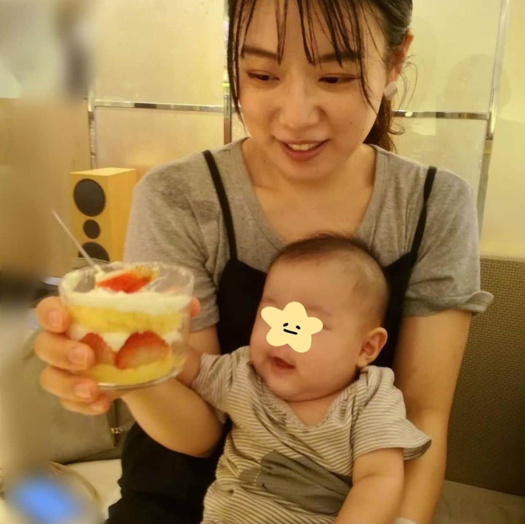 愛純もえりさんのインスタグラム写真 - (愛純もえりInstagram)「スイーツとベビっこ🍰  つい2週間前くらいまでは グズグズ泣くのが申し訳なくて 電車での外出は諦めモードだったんだけど、 最近ご機嫌でいてくれる時間も長くなって(私も慣れたのかな) 憧れていた子連れのお茶が叶いました♡♡♡🎂  なんて親孝行な😭  ぎゃーぎゃー騒ぐ事もなく コロコロ寝転がったり私のケーキを狙ったりしながら終始ニコニコしててくれたので 母は色んな意味で安らげました☺️  そしてやはり伊勢丹新宿最高♡(しつこい笑)  ベビっこの成長が嬉しい毎日🍼  相変わらず昼も夜も抱っこでしか寝てくれないけどねー😝」9月3日 10時44分 - moeri_aizumi