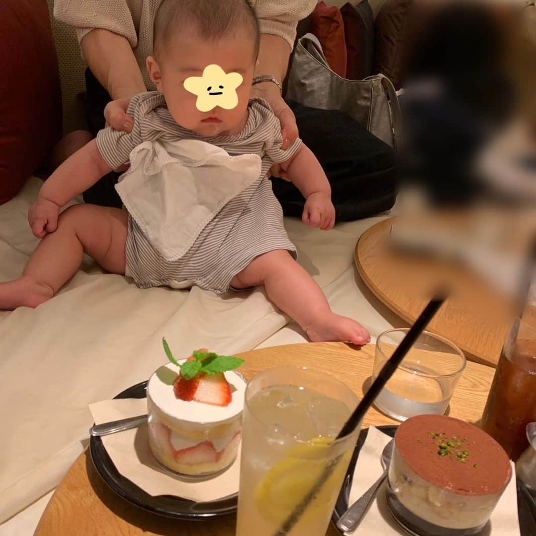 愛純もえりさんのインスタグラム写真 - (愛純もえりInstagram)「スイーツとベビっこ🍰  つい2週間前くらいまでは グズグズ泣くのが申し訳なくて 電車での外出は諦めモードだったんだけど、 最近ご機嫌でいてくれる時間も長くなって(私も慣れたのかな) 憧れていた子連れのお茶が叶いました♡♡♡🎂  なんて親孝行な😭  ぎゃーぎゃー騒ぐ事もなく コロコロ寝転がったり私のケーキを狙ったりしながら終始ニコニコしててくれたので 母は色んな意味で安らげました☺️  そしてやはり伊勢丹新宿最高♡(しつこい笑)  ベビっこの成長が嬉しい毎日🍼  相変わらず昼も夜も抱っこでしか寝てくれないけどねー😝」9月3日 10時44分 - moeri_aizumi