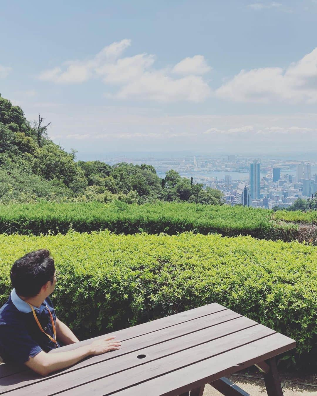 井上智晶さんのインスタグラム写真 - (井上智晶Instagram)「神戸編③  神戸布引ハーブ園という 神戸を一望できる場所にも 行ってきました。  本当に見晴らしがよく 癒しのスポットです。  神戸大はキャンパスが 六甲山の麓で、結構登って 通っていたので 高い場所から望む神戸の街並みは なんだか懐かしく 感じました^_^  神戸の旅は 今日の山海漬で 放送されます！  #山海漬#神戸旅 #岩手めんこいテレビ #絶景スポット#ハーブ園 #神戸の風景 #井上智晶#アナウンサー #日陰で休む鳩 #のんびりと」9月3日 10時54分 - tomoaki.mit.inoue