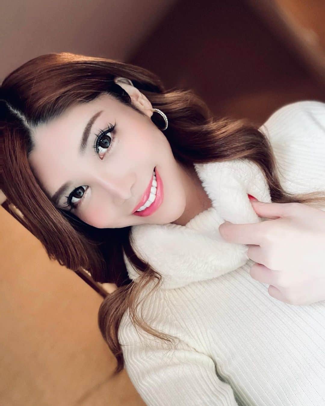 荒木レナのインスタグラム：「@honoakari_official  公式アンバサダー 選んでいただき ありがとうございます😘❤️  @_genking_ さん とは面識が無いですが、 ほのあかりの工場の方と ご縁があって 熱意を4年前程に 伺ったことがあります🥰  石鹸から始まり、 保湿美容液クレンジング まで作れるのは 素晴らしい商品であると共に 愛され続けているから だと思います‼︎‼︎  洗顔しながら お肌のエイジングケアも できるなんでめんどくさがりの あたしにはピッタリ。笑  美は最強の武器 ですな😉💕💕💕  #ほのあかり #honoakari  #公式アンバサダー  #保湿美容液クレンジング」