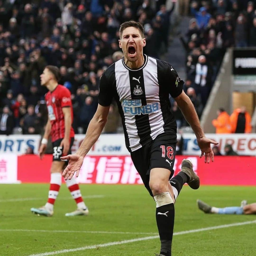 フェデリコ・フェルナンデスのインスタグラム：「It’s been a pleasure to wear the Newcastle colours. I had a great time at the club, I want to thank all the people behind the scenes that since day 1 they were amazing with me and my family.  Big mention to the fans that make this club such an important one.  To the players and staff the best of luck for the season ahead. @nufc ⚫️⚪️」