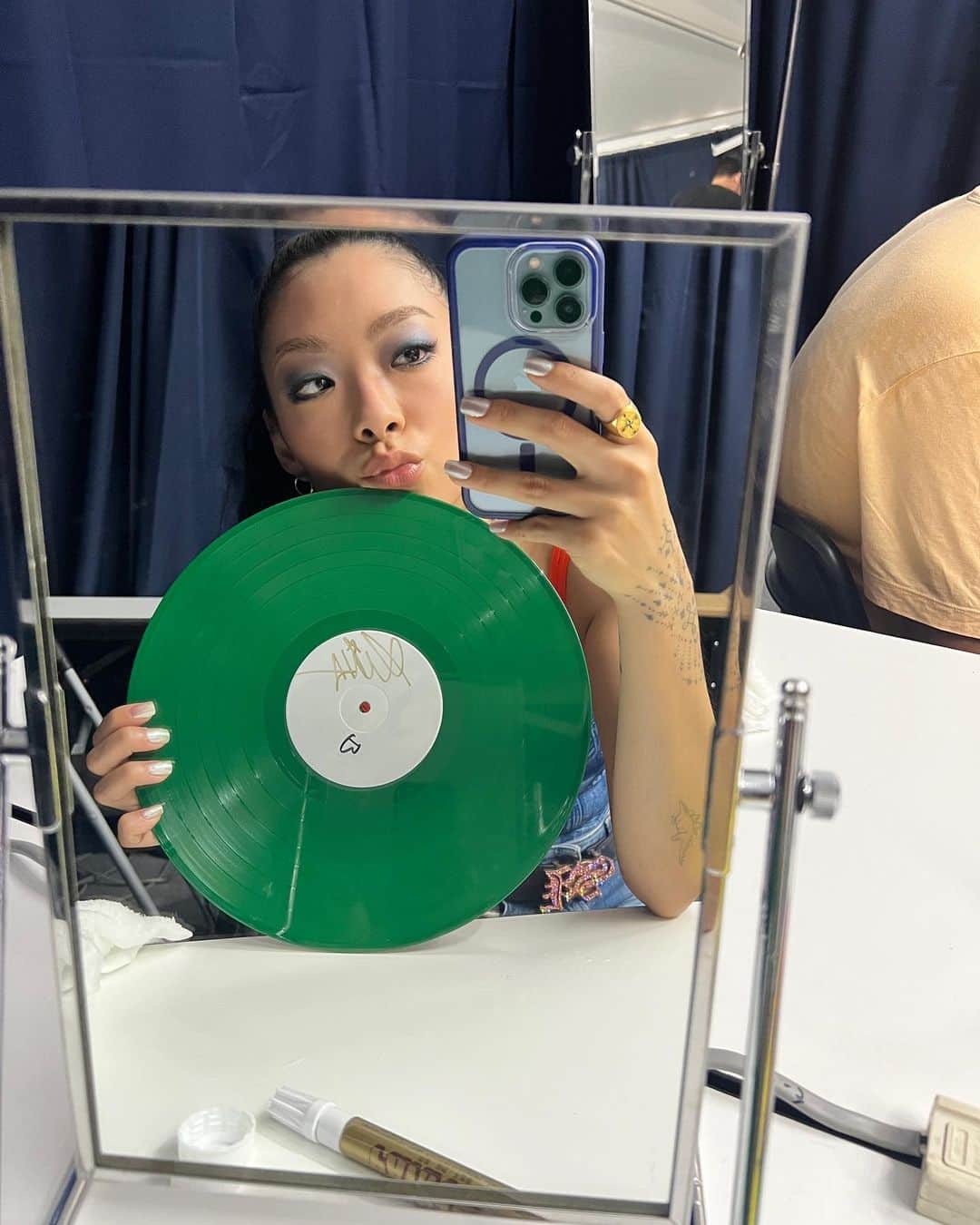 リナ・サワヤマのインスタグラム：「I dunno which variant this is but u should pre order it !!!!!!!!!! Hold The Girl comes out less than 2 weeks. UK pixels there is a strong chance we will CHART so let’s maximise the slay by making sure we r PRE ORDERING !!!」