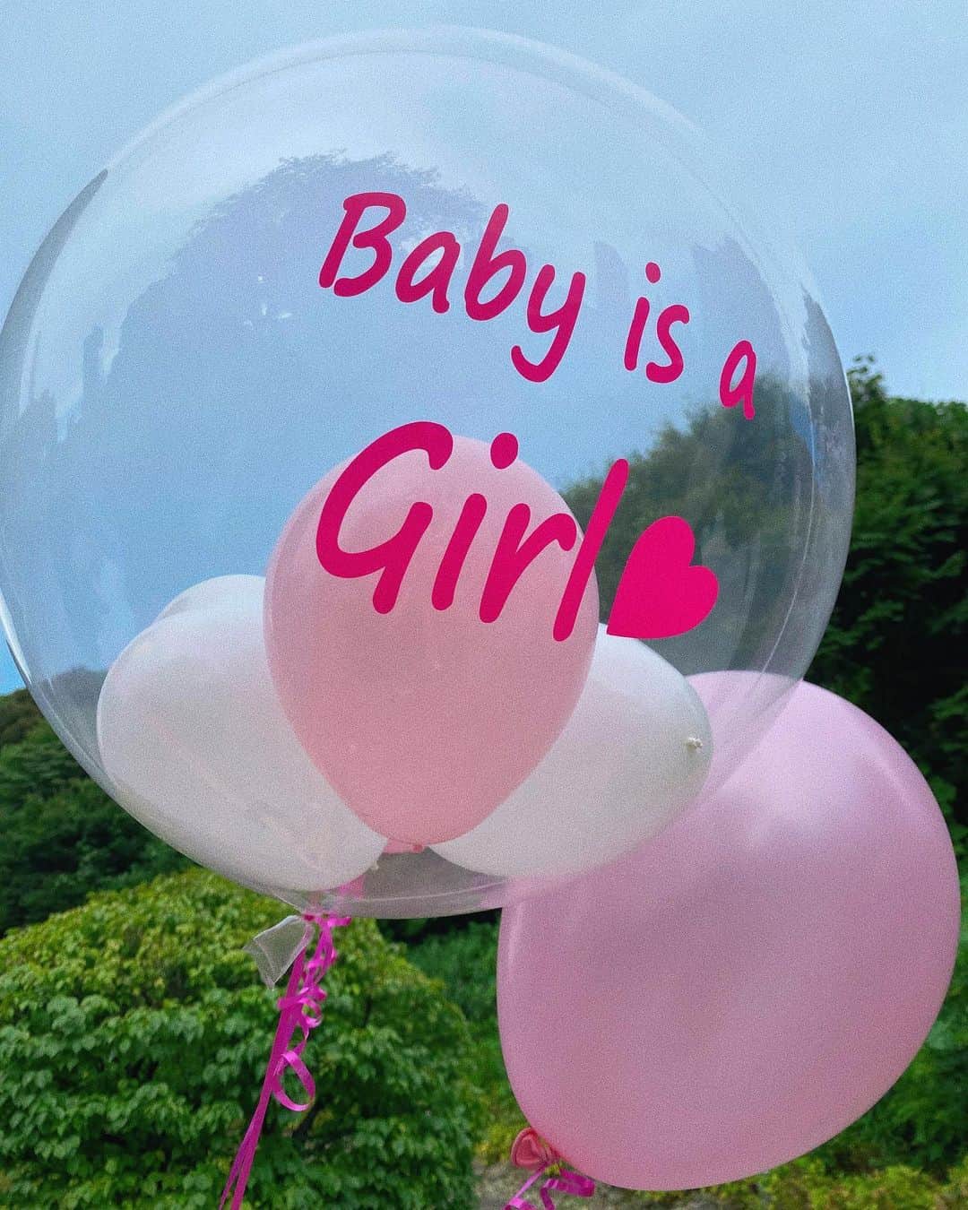 のインスタグラム：「💗 💕 💓 💖 💞  愛おしい愛おしいお腹の中のベビたんは  " 女の子 " でした〜👶🏻🫶🏻🫶🏻  早くもピンクに染まりそうな予感っ😚💗笑  #ふふふ♡ #妄想が早くも広がるっ♡」