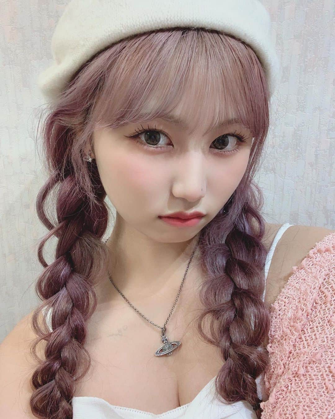 宮丸くるみのインスタグラム：「🧸💜  最近買った無印のリップペンシルかわいくて毎日使ってる❤︎  ・ ・ ・  #02 #ピンクベージュ #ピンクヘアー #巻き髪 #ロングヘア #ぱっつん前髪 #ハイトーンカラー #셀스타그램 #셀피 #셀카그램 #오늘 #좋아요 #ヘアアレンジ #みつあみアレンジ #ベレー帽 #ベレー帽コーデ #viviennewestwood #vivian #ネイル #ブルーネイル」