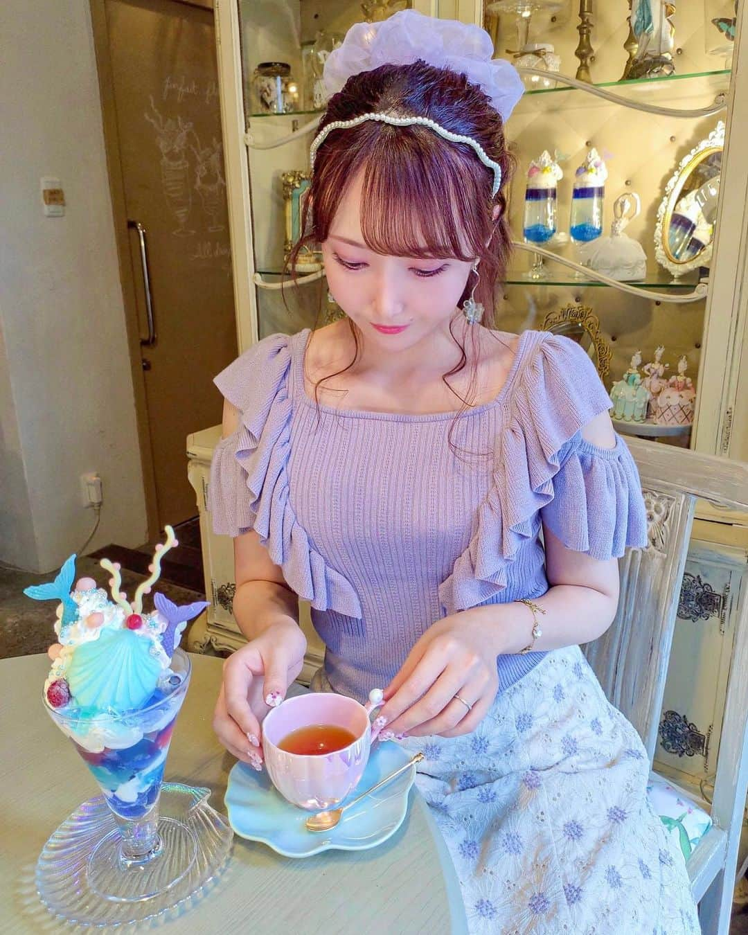 ありしゃんのインスタグラム：「⑅ ⑅ 京都にあるcafe Cherish（ @cafecherish ）がリニューアルオープンされたとの事で行ってきました✨( ᴗ ̫ ᴗ )  マーメイドの世界観が大好きな私にとってはcafe Cherishさんの新メニュー、 #マーメイドクリスタルラグーンパフェ がとっても魅力的だった！💜💙🧜🏻‍♀️🪸🫧  以前のリニューアル前も何度か訪れていて、他のメニューもとっても可愛いのでゆめかわいい世界観がお好きな方にオススメのカフェです(*ơᴗơ)🫧🫧💭💗  この日のお洋服は上下共に大好きな @31sonsdemode 💜  ⑅ ⑅」