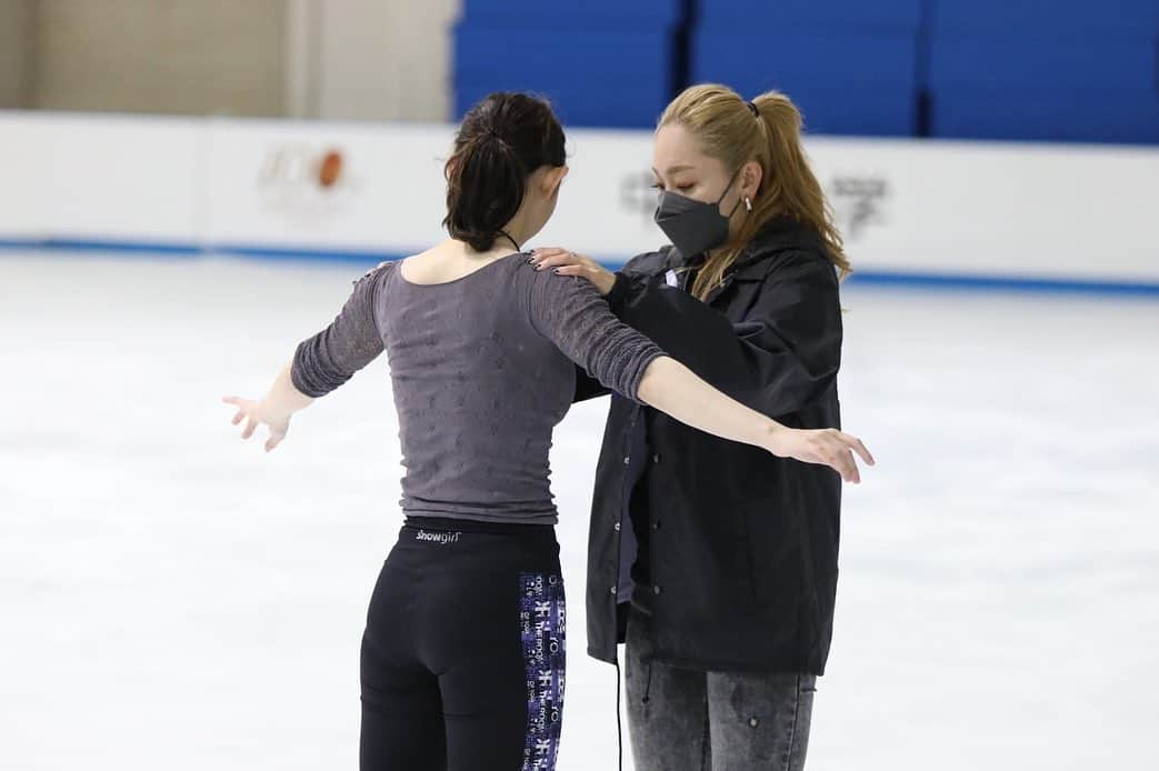 安藤美姫のインスタグラム：「Figure Skate Season will start soon:))) Lessons in Nagoya⛸✨🍀🤍 with Miyabi @miyabi_oba 💓  昨日から名古屋でのレッスンでモリコロパーク&中京大学にお邪魔しています⛸✨🍀 レッスン風景を中京大学スケート部の監督が撮ってくださっていました📸🤍  いよいよブロックが始まります！ 精一杯のサポートができたら良いなと思います🫡🔥🔥🔥  大好きな雅氏とのレッスンはいつも笑顔いっぱいです🫶  #フィギュアスケート #スケーター #名古屋 #中京大学 #大庭雅 #安藤美姫 #miyabioba #mikiando」