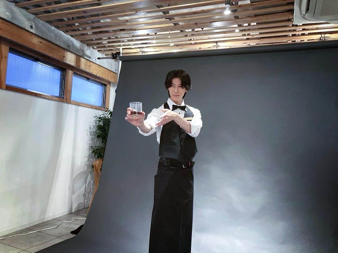 伊藤澄也のインスタグラム：「. 「鴾色珊瑚物語」全稽古終了〜 いやー疲れたけどめちゃくちゃ面白い！ 豪華客船で繰り広げられる王道コメディをお楽しみに！ 9月7日〜東京芸術劇場にて開幕です。 #稽古#舞台#終わり#疲れた#満足感#写真#撮影#ビジュアル撮影#バーテンダー#役 #photo#camera」