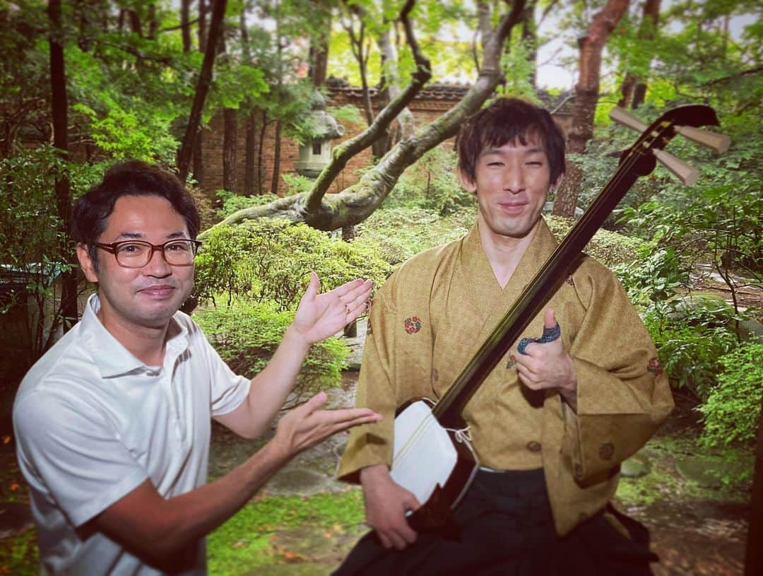 井上智晶さんのインスタグラム写真 - (井上智晶Instagram)「先日、 紫波町の三味線プロ奏者 藤原翼さんを取材させていただきました。  初めて生で三味線の音を 聞きましたが、 思っていた以上に 力強く、それでいて繊細で 聞き応えがありました！  藤原さんは 「人生に後悔したくないから 好きなことを仕事にする」 と応えてくれました。 なかなかそうは言っても 脱サラして 三味線一本で生きていくのは 覚悟がいると思います。  格好いいなと思いました。  来週7日(水)の夕方のニュースで 放送します。  #津軽三味線 #藤原翼さん #紫波町 #格好いい生き方 #人生キラキラ #mitライブニュース #井上智晶 #岩手めんこいテレビ」9月3日 13時59分 - tomoaki.mit.inoue