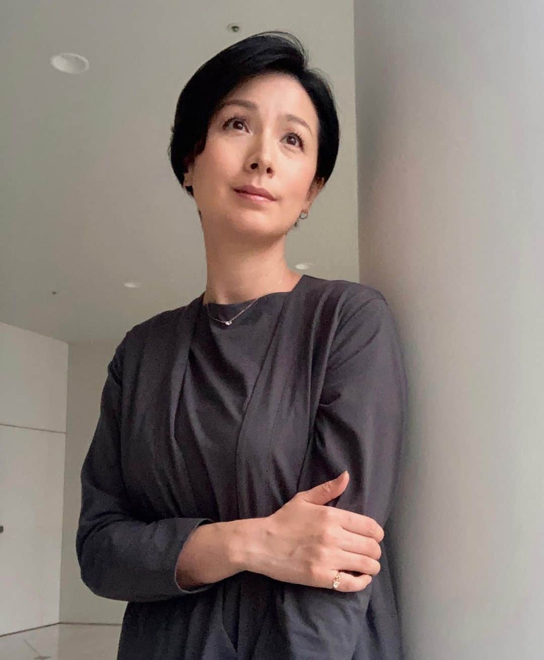 のインスタグラム：「ANNニュース9/3着用衣装  トップス・カーディガン・スカート @plainpeople_official   ピアス・リング・ネックレス @starjewelry_press   #テレビ朝日 #アナウンサー #アナウンサー衣装 #ootd #40代コーデ #40代ファッション #50代ファッション #大人コーデ #大人ファッション #野村真季」