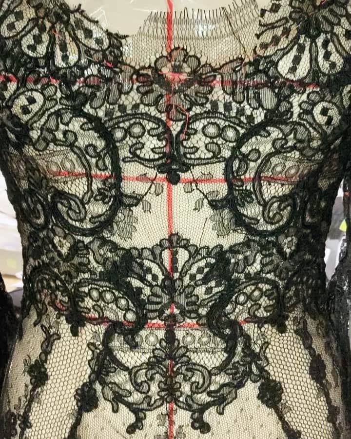 アレクシマビーユのインスタグラム：「Atelier lace incrustations @alexismabille #hautecouture #blacklace #alexismabilleatelier # workinprogress #delicacy #delicatework #craftmanship #alexismabillehautecouture #bespoke」