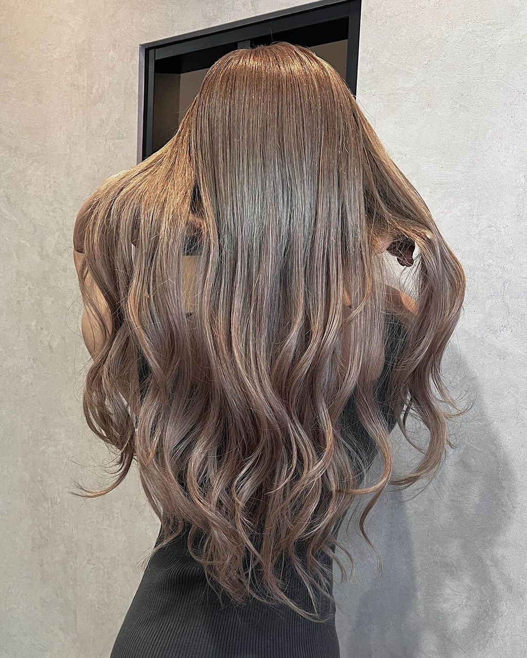 小原優花さんのインスタグラム写真 - (小原優花Instagram)「@haircarry さんの新店舗で初ヘアしてきました💇🏼‍♀️❤︎  久々にダブルカラーして撮影のためロング復活しました！🥰  CARRYさんなら自毛がどんなにショートでもエクステを自然に馴染ませてくれます🥹🙏🏻✨  いつも本当にありがとうございます🙇‍♀️💓  そしてサロンの移転リニューアルおめでとうございます💐✨ 17歳から通っているので前のお店も沢山の思い出がありましたが、また素敵な新しい店舗でも末永く宜しくお願いします🫶🏻❤️  リニューアルを記念してお得なクーポンがございます💁‍♀️💕 ▽ ▽ ▽ ★ケアブリーチ&ケアカラー&ツヤトリートメント ¥17600→¥9980  ★ケアカラー&似合わせカット&ツヤトリートメント ¥12700→¥9980  ★酸熱！パーソナルトリートメント&メンテナンスカット(ロング料金無料) ¥9980  ★ケアカラー&ツヤトリートメント&ノーマルシールエクステ(40本) ¥20900→¥13980 付け足し￥330×本数分  リニューアルを機にノーマルシールエクステの毛質がグレードアップしました！✨ 👱🏻‍♀️私が着けているのはハイクオリティシールエクステ 世界最高級人毛100% 1本+¥550  リニューアルオープンということで破格のクーポンと限定200名様にCARRYオリジナルスポーツタオルをプレゼント中です🎁💓  《クーポンは2022年10月3日まで有効です🎟❤︎》  ご予約はお電話またはインスタのDMから📱💗 @haircarry  03(3971)8220  新店舗の住所はこちら✨ ↓ 豊島区池袋2-50-8 メルツコーポ1F  #hair #美容室 #池袋 #carry #ハイトーンカラー #シールエクステ」9月3日 16時03分 - yunkoro519