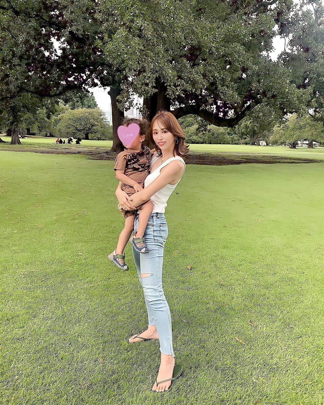 一ノ瀬恋のインスタグラム：「📍 #新宿御苑 picnic 🎶  激アツな夏も終わってそろそろ過ごしやすい季節がやってくる😎  何も無いとこだけど居るだけでパワー貰えて完全にパワースポット化してます🌳❤️  ゆっくりおやつ食べたりでまったりした日だった💘  パパが御手洗にいくとベビーカー乗り出してパパ請求されるし👱‍♂️ パパも大好きだね〜👦  公園巡りしたいなん〜❤️‍🔥  #picnic #2歳4ヶ月 #男の子ママ」
