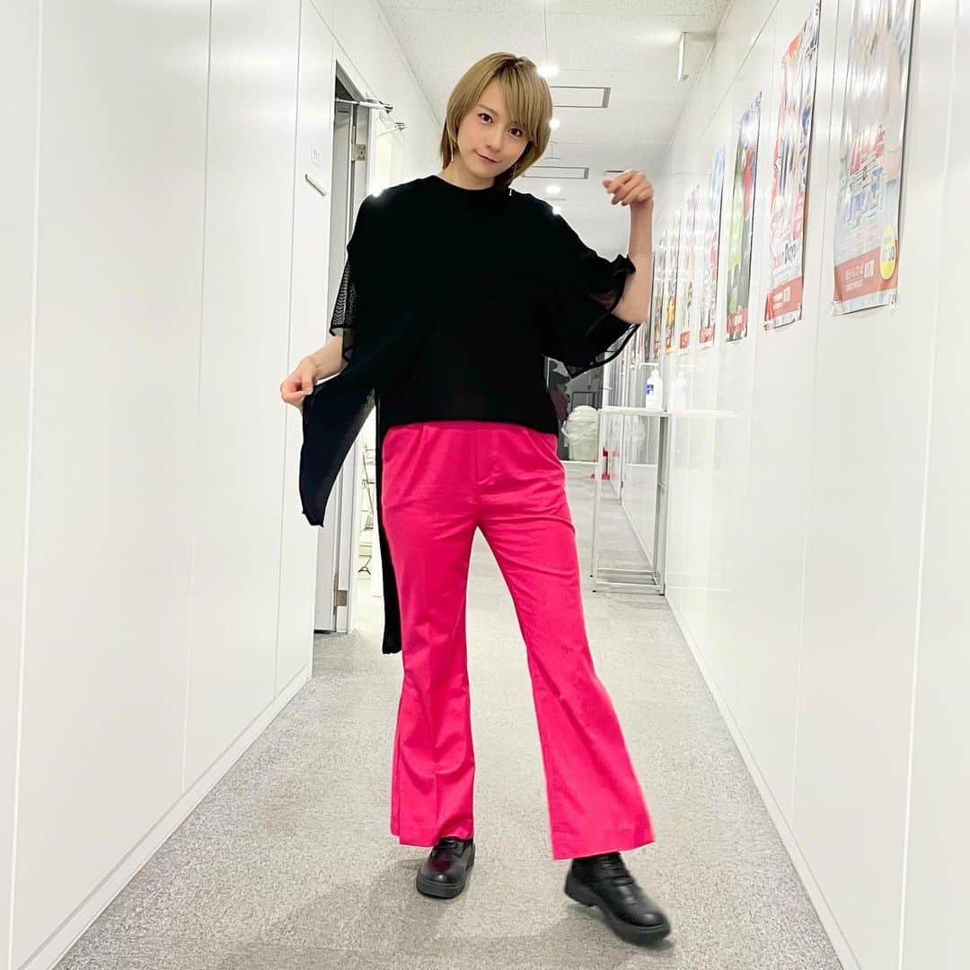 のインスタグラム：「ㅤㅤㅤㅤㅤㅤㅤㅤㅤㅤㅤㅤㅤ 『BSイレブン競馬中継 SUNDAY』 (2022.08.28分)のお衣装です☻ ㅤㅤㅤㅤㅤㅤㅤㅤㅤㅤㅤㅤㅤ #衣装戦隊ミヤジマン  ニットベスト♥︎#ekcookies  メッシュTシャツ&パンツ♥︎#limue  ㅤㅤㅤㅤㅤㅤㅤㅤㅤㅤㅤㅤㅤ 🖤💕 ㅤㅤㅤㅤㅤㅤㅤㅤㅤㅤㅤㅤㅤ スタイリストさん→ @stylist_sanae_ymsk_  #衣装 #ootd #bs11 #bsイレブン競馬中継 #競馬 #競馬女子 #umajo #宮島咲良 #ミヤジマン #ぼっち戦隊ミヤジマン」