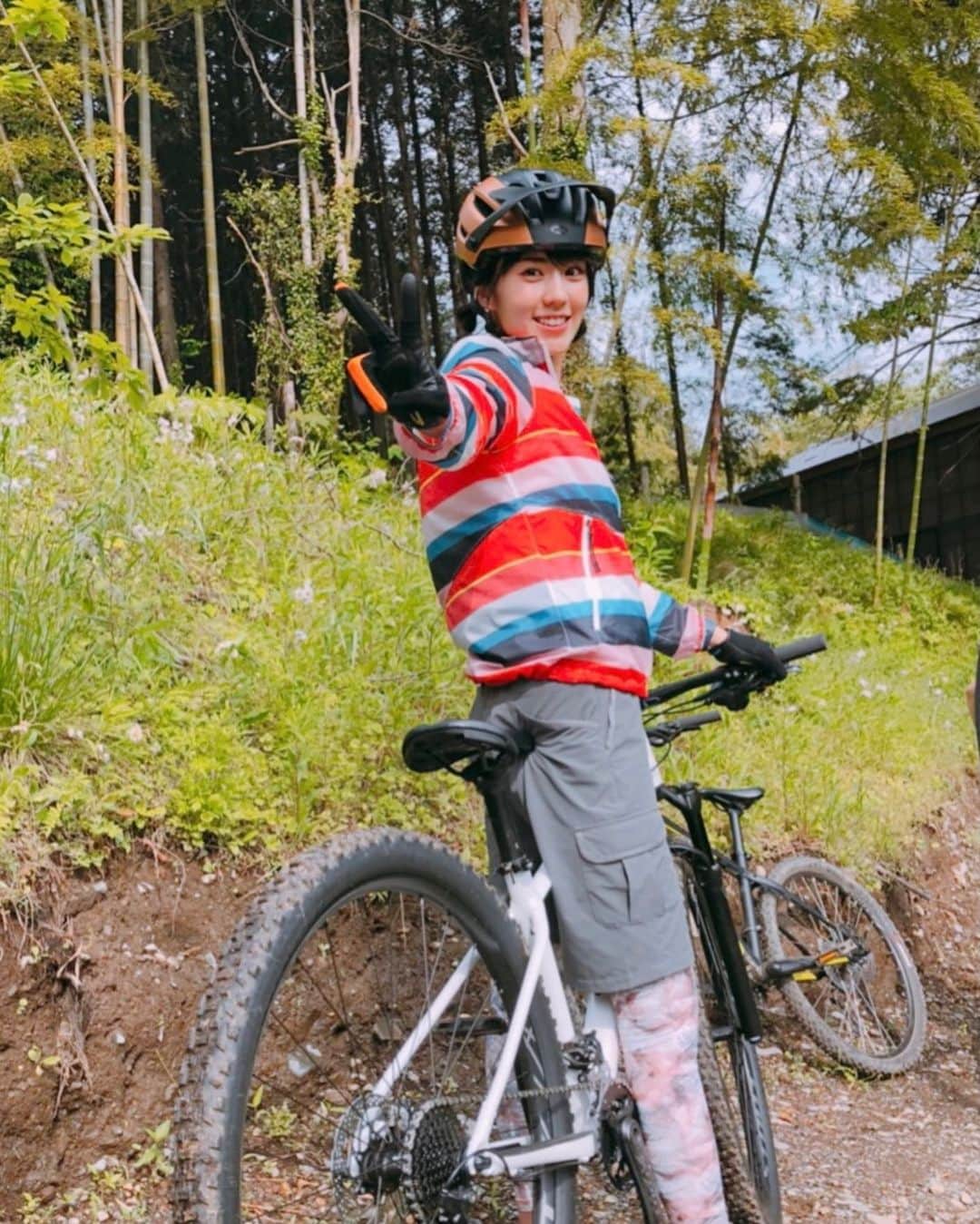 のインスタグラム：「イベントのお知らせ⭐️ 『MTB日和』50号記念　感謝イベント ～安曇野市マウンテンバイクコースを走ろう！～ に私も参加させていただきます😍  なんと！ 皆さんとツアーライドします🤩🚵🏻‍♀️✨✨ ライドの後はトークショーも行います🥳  MTB日和、50号おめでとうございます💐 気がつくと半分の号数の表紙をやらせていただきました。 本当に感謝です🙏🏻✨  それぞれ見ると、 このコースは面白かったなぁ 走った後のジェラート美味しかったなぁ とニヤニヤ思い出します😆  こんな日が来るなんて、 私も本当に楽しみすぎる❗️❗️ ぜひ今からでも参加可能ですので お時間ある方遊びに来てください😊✨  イベントは2日間あります✨ ライドツアー、トークショーは2日目の11日です！  開催日：9月11日（日） ツアー時間：10:00〜 開催場所：長野県安曇野市マウンテンバイクコース 詳細はストーリーにリンクを貼ります🥳 みなさんにお会いできるのを楽しみにしています😆😆 一緒に楽しみましょー！！！  #mtb #mtb日和」