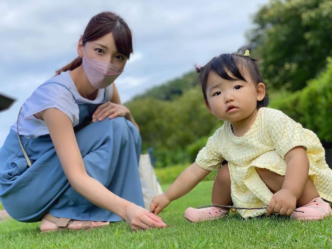 森脇亜紗紀のインスタグラム：「・ あっという間にもう9月🍃 今年の夏は、娘とたくさん歩いて お出かけできたなぁ👧🏻🌻 昨年は、お出かけもベビーカーだったので 行動範囲が広がって、毎日 楽しそうに走り回ってます👒 その分、暑さで母はヘロヘロだったので 涼しくなるの嬉しい〜😇笑 9月も頑張ろう🤍  #パパカメラ 🙋🏻‍♂️📸 #夏の思い出#女の子ママ #ベビスタグラム#1歳女の子 #お散歩#お出かけ #枝と葉っぱと石拾いが大ブーム #絶賛人見知り中  #いつおさまるかな 😅w いつもコメントありがとうございます🥰」