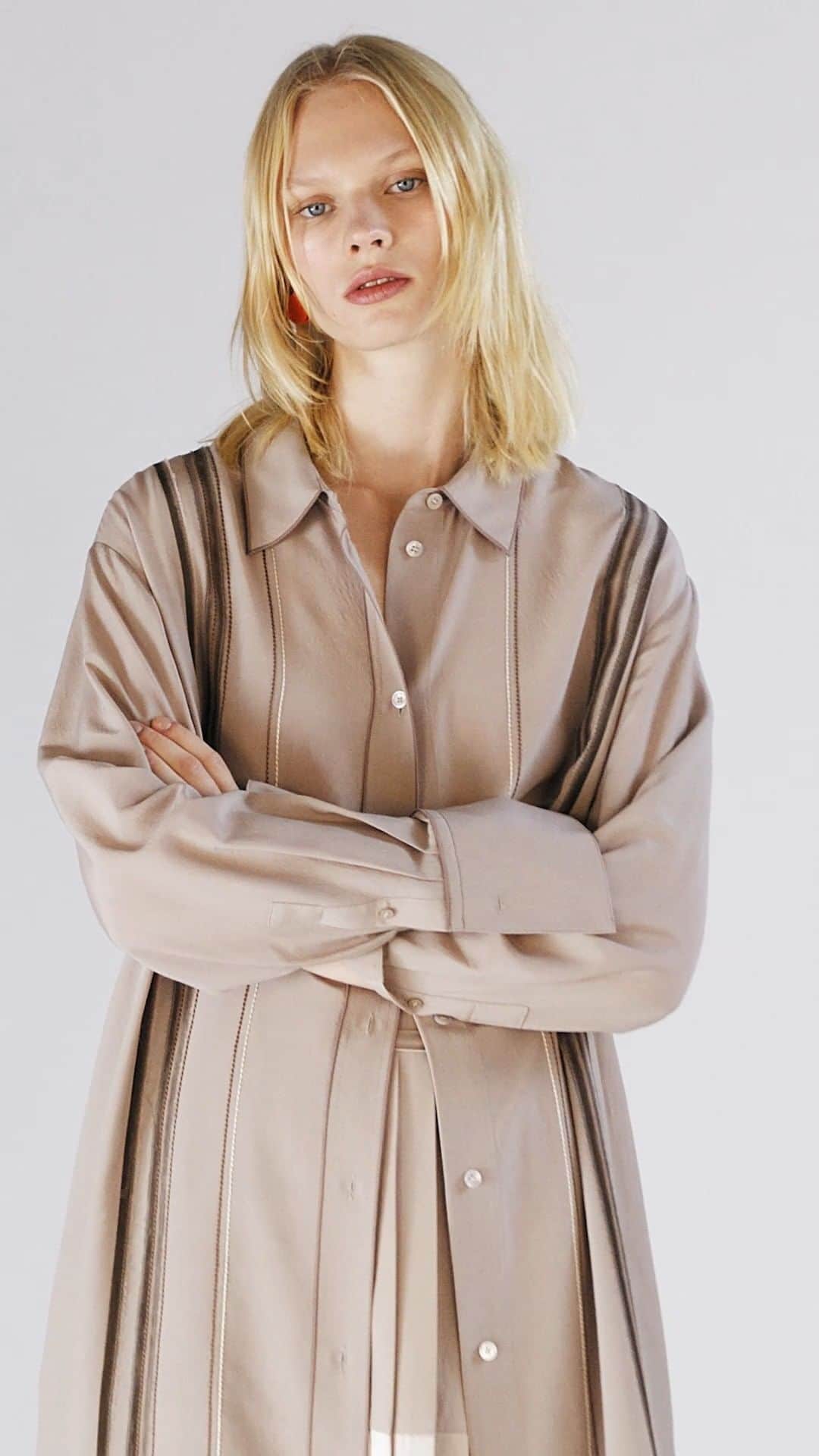 ジョゼフのインスタグラム：「The Cavell Dress.  #JOSEPHfashion」
