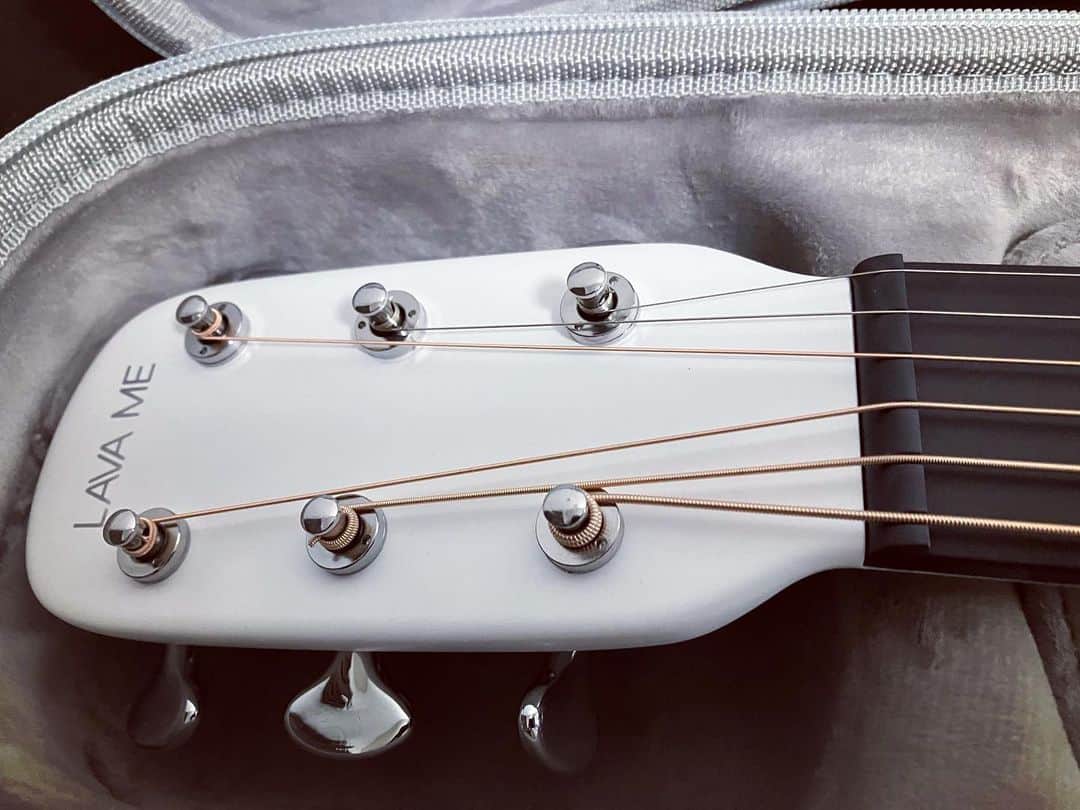 きこりさんのインスタグラム写真 - (きこりInstagram)「LAVA ME 3🎸 #guitar #lavame3 #smartguitar」9月3日 18時56分 - kikori1111
