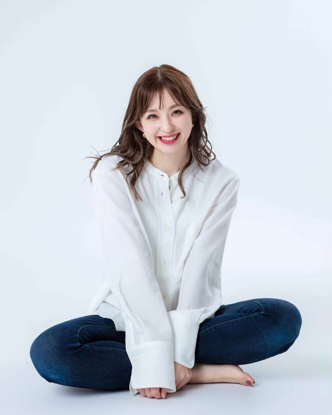 のインスタグラム：「本日をもちまして 私とドラえもんは 無事に一つ歳を重ねました。  今年は新しい出会い、 これから繋がっていくんだなぁって 出会いがたくさんあったり、 昔のご縁がまた 色濃く繋がったり、 そして変わらず 繋がってくれている 暖かい人達がいて 「縁」というものを 本当に日々感じながら 過ごした一年でした。  今年は、これからまた 変わるであろう自分自身の 流れも感じつつ 自分自身に嘘をつかないで あげるということを少しずつ。  皆様いつも本当に ありがとうございます。 一つ歳を重ねた 山本もどうぞよろしく お願いいたします。  #山本夢 #9月3日生まれ  #ドラえもん #happybirthday」