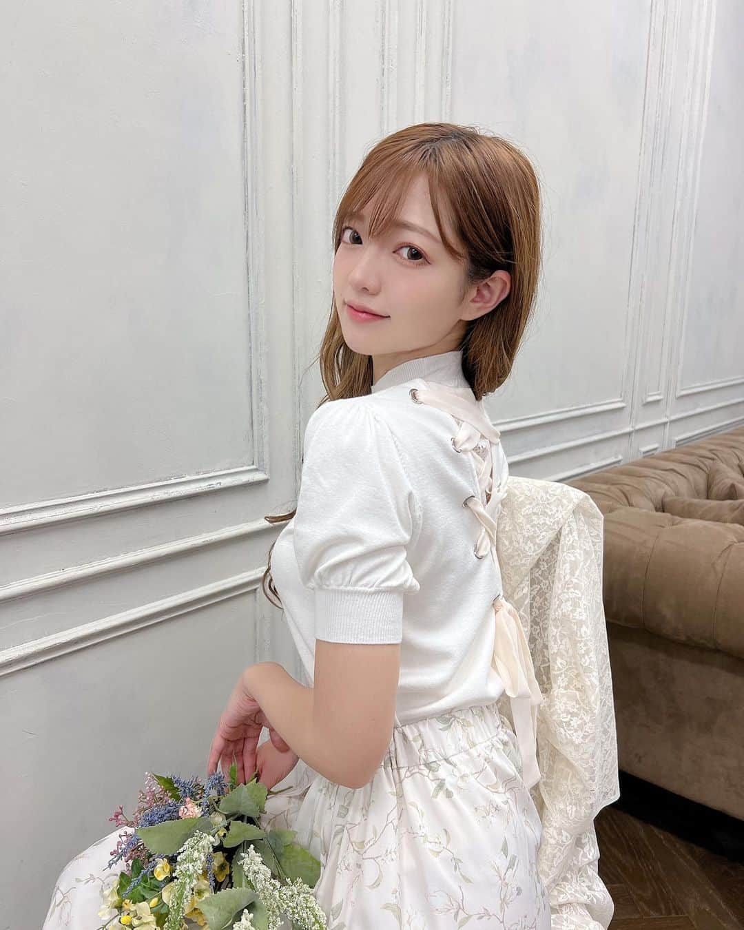 八千恵(やっちん)のインスタグラム：「@michellmacaron_official の撮影のときの📷 . 女の子っぽいが詰まった服たちと 撮影できてしあわせでした👶🏻 . . #ホワイトコーデ #白コーデ #スカートコーデ #ロングスカート #ミシェルマカロン #👗」
