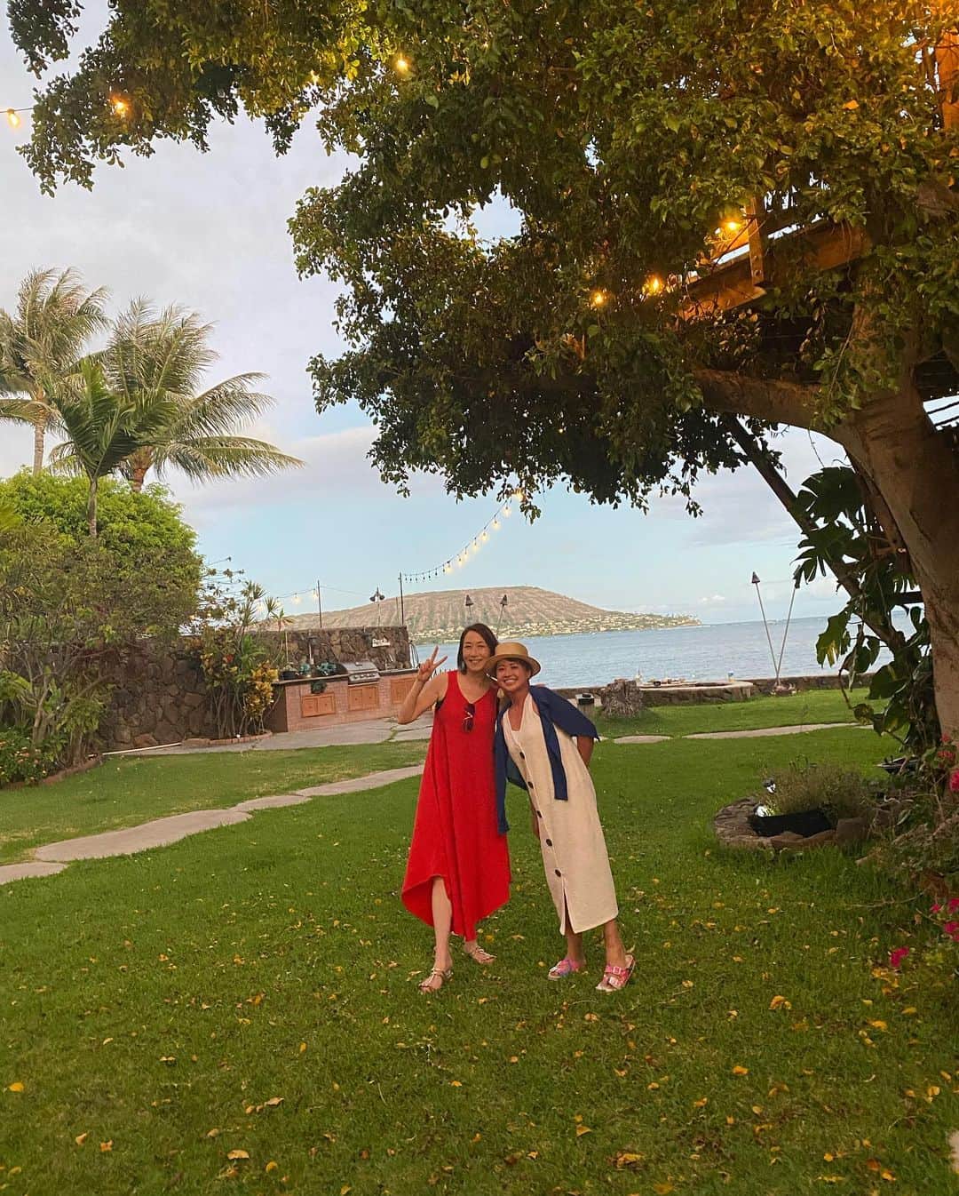 のインスタグラム：「この赤いワンピ、この夏大活躍でした。裾のカットがツボです。  #flygirl  #tb #hawaii #resortfashion」