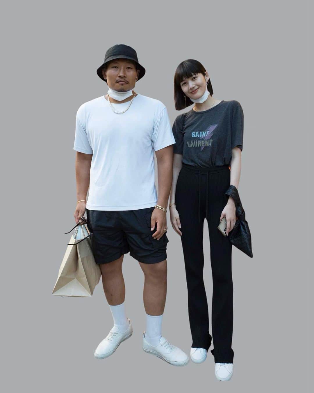 新井貴子のインスタグラム：「先日の一コマ。  夫の右手、約10kgの大玉スイカが入っております。 全然重そうに見えない。  明日から日本代表合宿、ファイトです✊🏻🔥  #我が家の風物詩🍉」