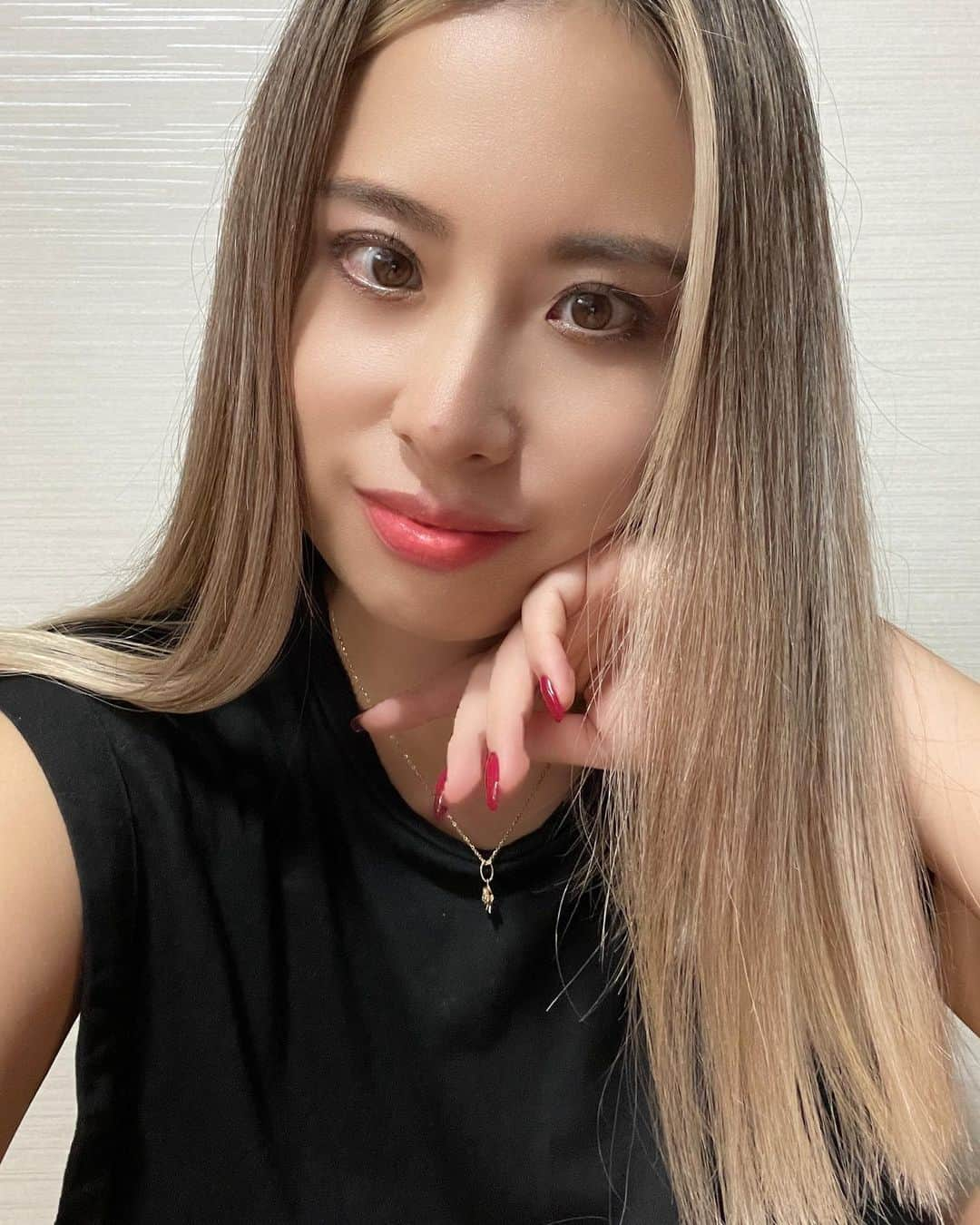 Licanaのインスタグラム：「🥹久々の投稿🥹 みなさんお元気？？  うちはねー...髪切った✂︎ 思い切ってばっさり約50cm💇‍♀️  夏終わるこのタイミングに😛www  さぁさぁ 2022年も9月突入して あっとゆうまに今年も終わるんやろな。  みんなにまたいいお知らせをお届けできるよう がんばります🙋‍♀️❤️✨  #Licana #TOKYO #OSAKA #JAPAN #JAPINA #Singer #1988 #KeepSmiling #KeepSinging #yolo #LuvMyLife #❤️」