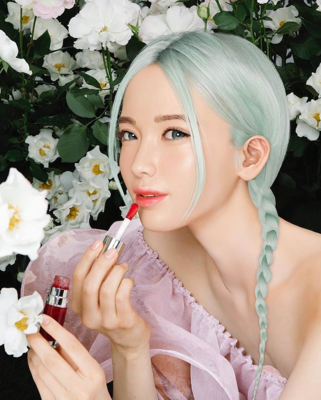 RIA（リア）さんのインスタグラム写真 - (RIA（リア）Instagram)「What a refresh smell of rose🌹 feels like in the flower garden💗  大好きなローズの香りで、お花畑にいるみたい(*´ω｀*) 女の子らしい自然な香りで、心も肌も癒してくれる必需品✨これでデートの準備もオッケー❤️  @clarinsofficial   ​#Clarins #TokyoStories #MakeupMadeForSkin #LipComfortOil #FixMakeUp#pr」9月3日 20時01分 - ria_ria_tokyo