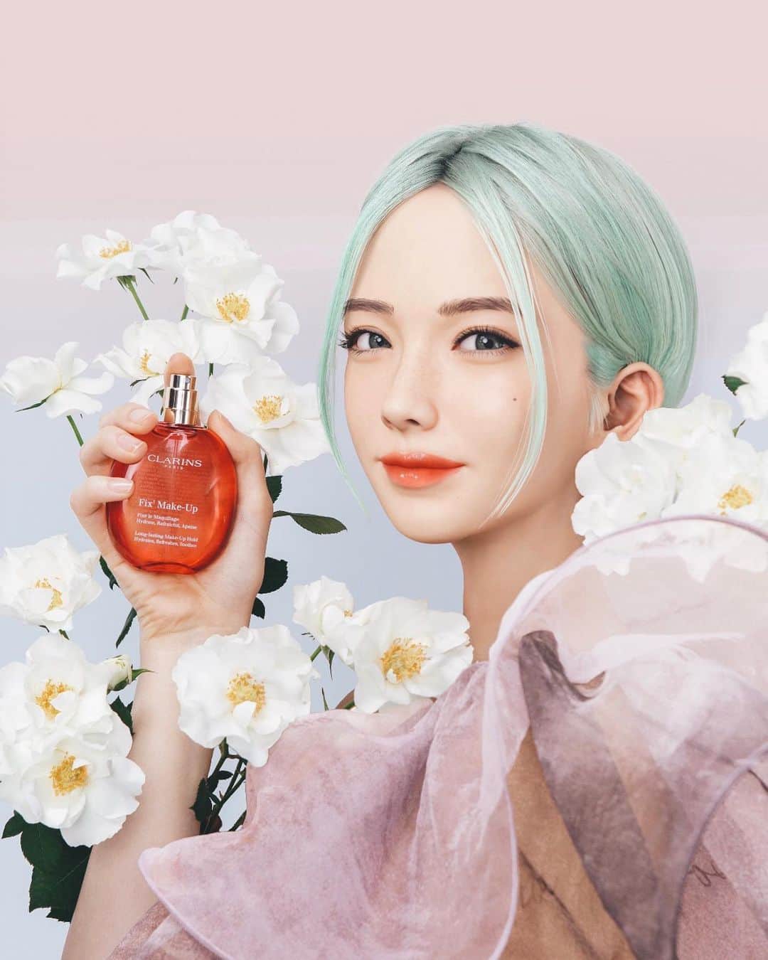 RIA（リア）のインスタグラム：「What a refresh smell of rose🌹 feels like in the flower garden💗  大好きなローズの香りで、お花畑にいるみたい(*´ω｀*) 女の子らしい自然な香りで、心も肌も癒してくれる必需品✨これでデートの準備もオッケー❤️  @clarinsofficial   ​#Clarins #TokyoStories #MakeupMadeForSkin #LipComfortOil #FixMakeUp#pr」