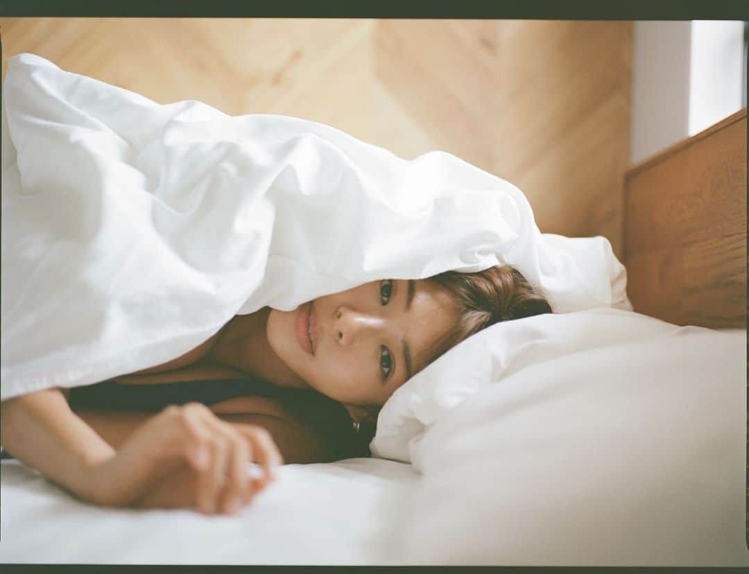 わちみなみのインスタグラム：「周りの人達と一緒に楽しくサウナに入るのが、さいきんの楽しみ。  ご飯行くよりもわたし的にはハードルが低くて誘いやすい。。笑  高校の友達とスーパー銭湯に一緒にいくのが好きだったのはなんか心の友になった気がするからかな😂  大辻さんとの撮影でも、YouTubeの撮影をしていても、やっぱり水のある場所が好きなんだな〜と気付かされます😊  @photsuji   #サウナ　#film #sauna #spa」