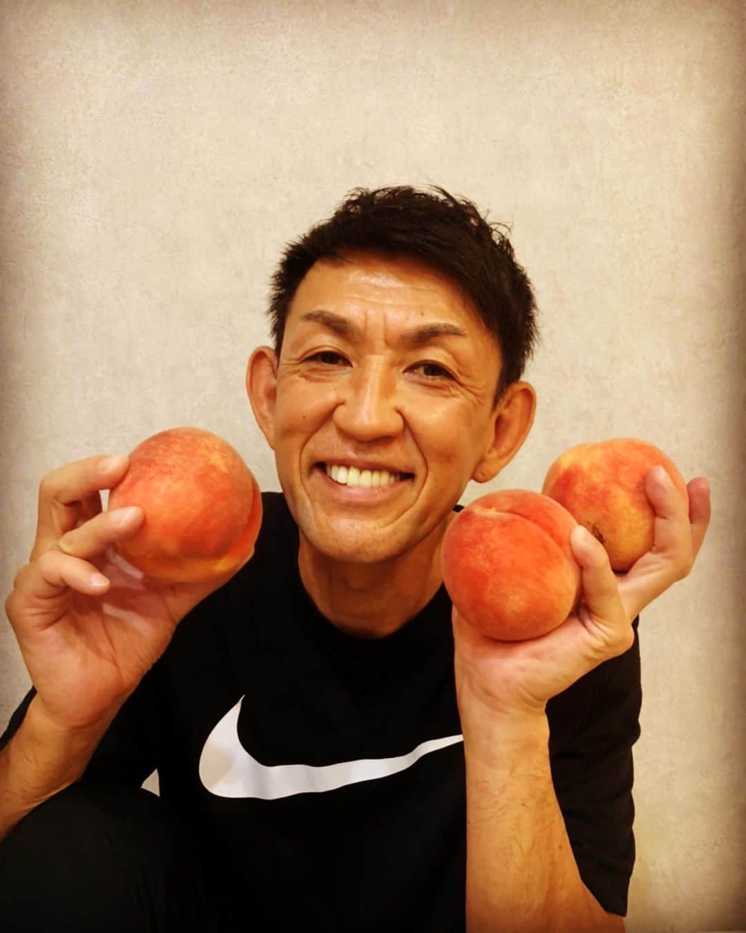 折茂武彦のインスタグラム：「親戚の作っている桃です🍑 子供の頃から食べてます😁 . . #武井フルーツ農園 #桃美味しい」