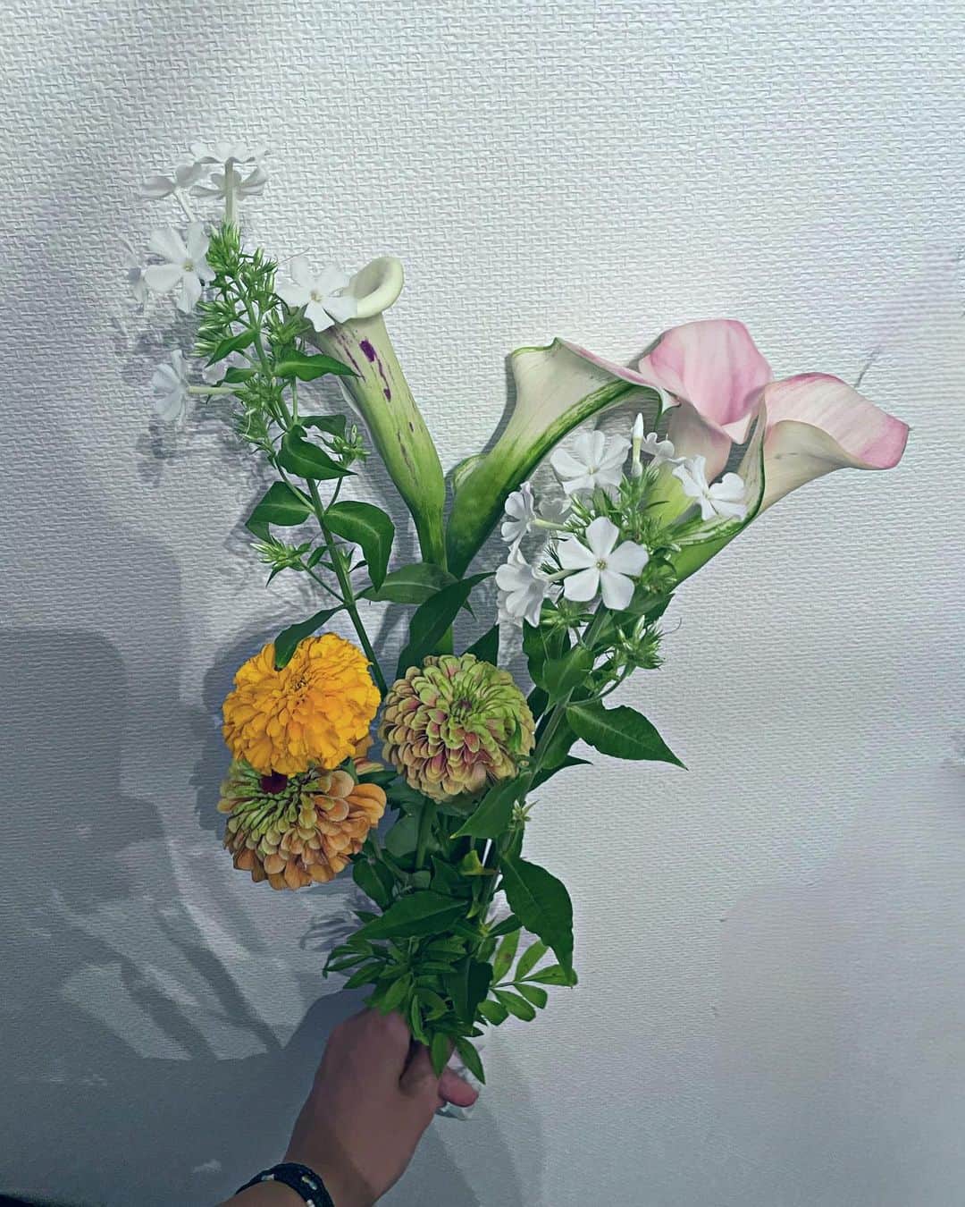 村上佳菜子のインスタグラム：「... お花のプレゼントがやっぱり嬉しい案件🌼🌈❤️ . . . #花束  #flowers」