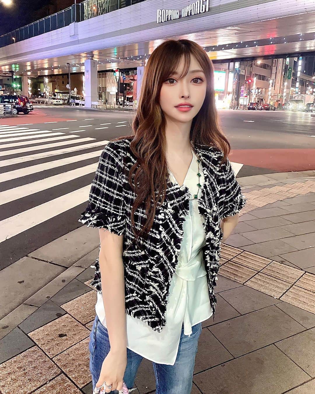 藤咲めいのインスタグラム：「ストーリーに載せたこの日の動画、ジャケットどこのかdm頂いてたので投稿にポスト😌🫶🏻💖 @unishop0105 ここのショップにあるよ🌸👗  ツイードのジャケットって可愛いよね🥰 涼しくなってきたから今の時期からかなり使える🥺💕 デニムにも合うしシンプルなコーデでもツイードのジャケットあると、きちんとするから好き🤣❤️ . . . #セレクトショップ #fashion #snap #ツイード #ツイードジャケット #denim #デニムコーデ」