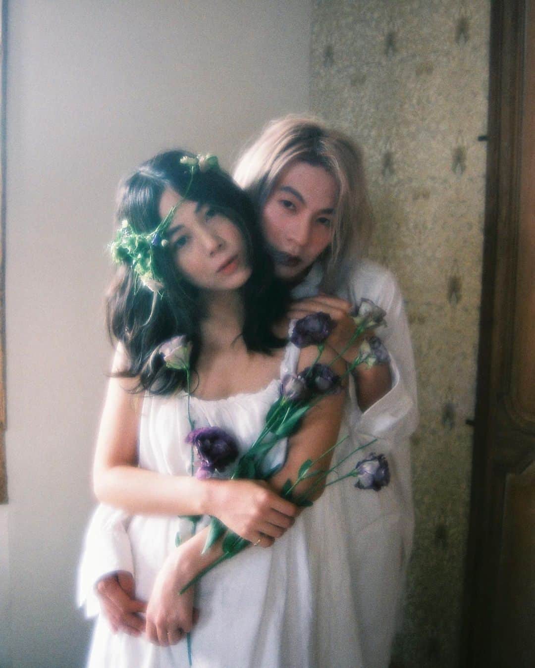 木村仁美のインスタグラム：「✴︎Just Married ✴︎ ~ 2022.9.3 ~  わたくしchamiは水野蒼生さん(@aoi_mizuno_official )と結婚しました❁  〜〜〜〜〜〜〜〜〜〜〜〜〜  《ご報告》 本日、2022年9月3日。chamiこと、木村仁美は水野蒼生さんと結婚しました。  出会ってから約5年。今でも尚、彼の太陽のような光は眩しくて尊いものです。  人の人生では語り尽くせないほどの様々な悩みや葛藤があるかと思います。 心の世界に端っこがあったら、その深く冷たい場所から手を取ってくれたのは、紛れもなく蒼生さんでした。  私は太陽のようにはなれないかもしれない。でも月のように輝くことはできる。 目に見えぬ潮の満ち引きと通じて、暗がりを照らすように。これからも誰かの心をそっと包み優しく照らす存在で在りたいです。  沢山の方に、支えられ、生かされています。今までお見守りいただき、誠にありがとうございます。  2人ならではの、家族の形を見つけていきたいです。おじいちゃんとおばあちゃんになっても、仲良く手を繋いでダンスを踊りたい。歌を歌って、笑い合っていたいです。  ちゃみとあおい、そして2人の愛猫リヴィをこれからも何卒よろしくお願いします。  chami(木村仁美)  〜〜〜〜〜〜〜〜〜〜〜〜〜  Special thanks 🕊  photo 📷 @nagumoami   produce 🧊 hair&make styling @funatokanna   私のお誕生日に、友人がお祝いと共に素敵な撮影をしてくれました。 この日のこと、ずっと忘れません。  ✴︎素敵なお花は @givreshot 様にて💠」