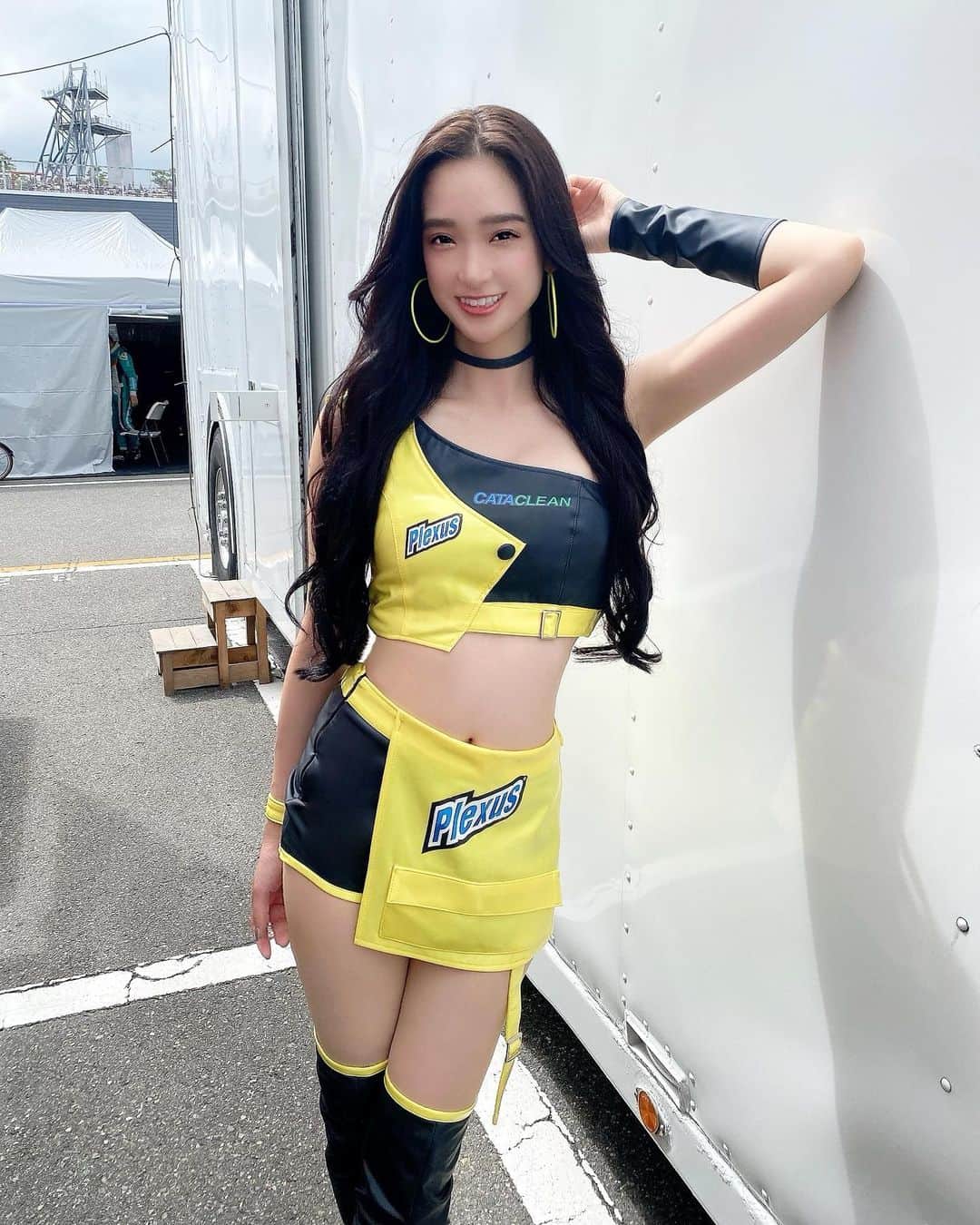 太田麻美のインスタグラム：「スーパー耐久Rd,5茂木予選日有り難うございました💛🖤 888号車Grid Motorsportは、3位で明日の決勝レース3番手スタートです🏁  引き続き応援宜しくお願いします✨  #supertaikyu #racequeen #rq #costume #gridmotorsport #s耐 #レースクイーン #コスチューム」