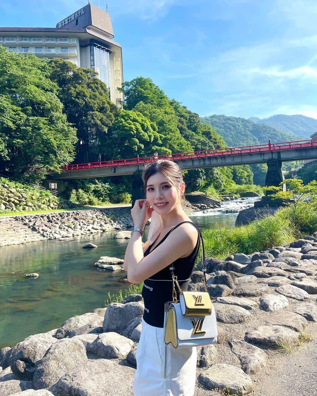 ふしみ彩香さんのインスタグラム写真 - (ふしみ彩香Instagram)「夏の箱根は初めてで、 緑陽がきれいで感動しました😊🌿 川にも入って遊んだよ🌈  #箱根旅行 #箱根 #アレキサンダーワン #alexanderwang #ootd #時差投稿」9月3日 21時02分 - tibino31