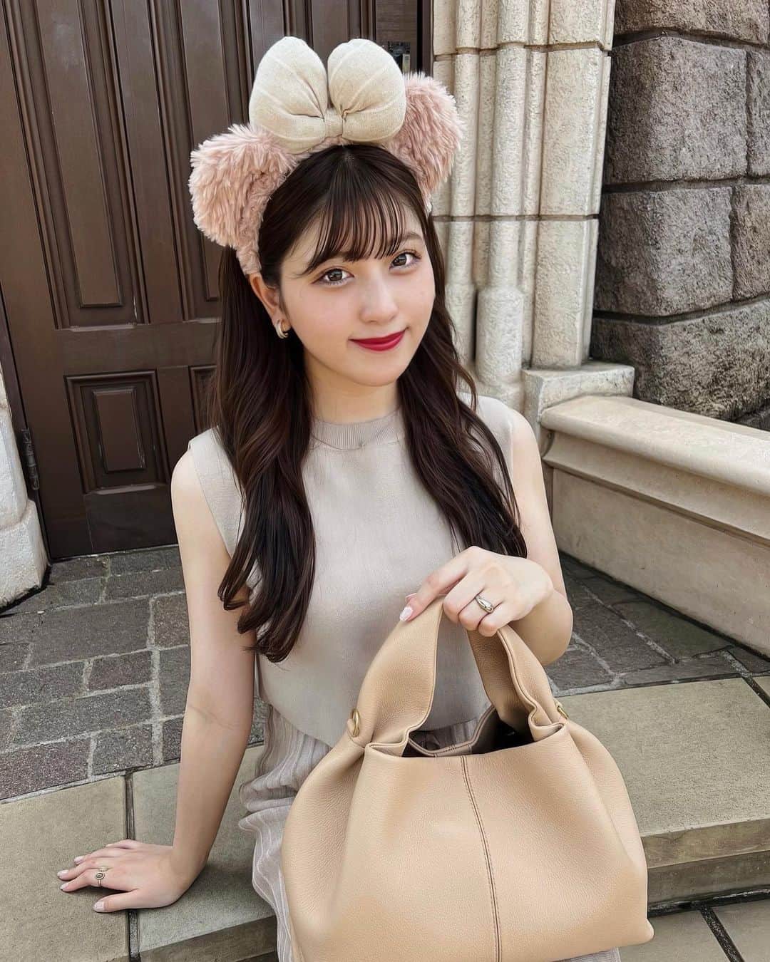 のインスタグラム：「久しぶりにディズニーランドへ🏰  実は初めてスプラッシュマウンテンに乗りました🐳 子供の頃から避けてきた乗らず嫌いをようやく克服👏笑  コーデはベージュでワントーンにしたよ〜🐒 @polene_paris のバッグで行ったら、シルエット可愛いしサイズ感も丁度よかった！✨ ワンピは @lagunamoon_com です🪐🪐」