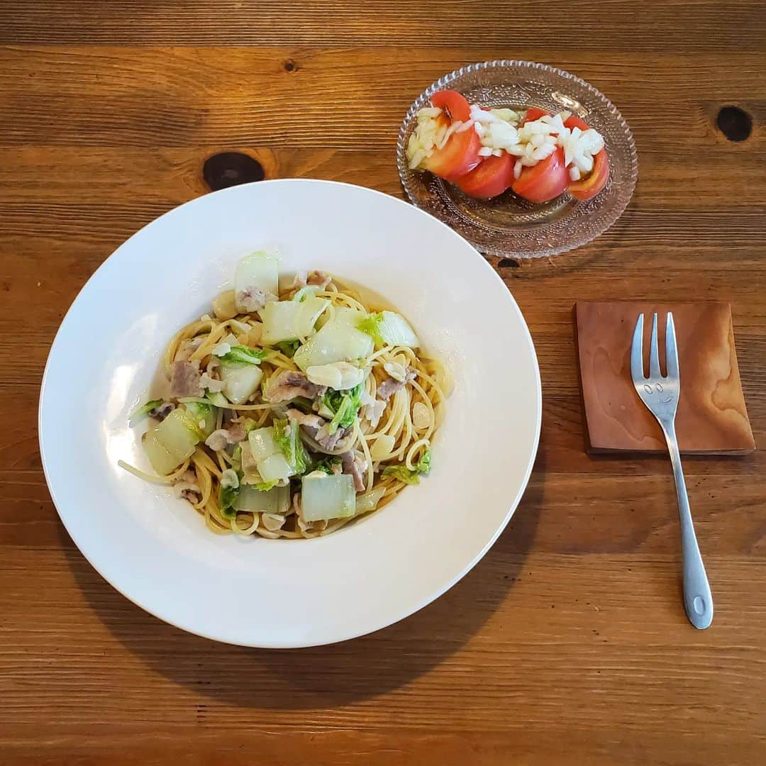 田畑竜介さんのインスタグラム写真 - (田畑竜介Instagram)「お昼に作ったパスタ🍝  豚バラと白菜の和風オイルパスタと トマトのマリネを作りました😌  留守番組の息子たちにも好評で ペロッと食べてくれました😋  #おうちごはん #パスタ  #豚バラと白菜の和風オイルパスタ  #トマトのマリネ」9月3日 22時51分 - tabacchi_rkb