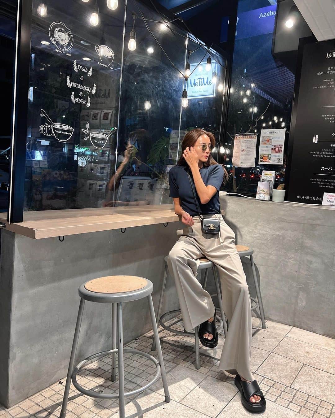 のインスタグラム：「展示会行った後は 大好きなボディエステに行きシャワー浴びてスッキリ🤍 下のスムージーを買って帰るのがいつものコース🫶🏽🚗  テイクアウト中に やよに撮ってもらった私服✨ すっぴんだけどお洋服載せたいから載せる🤔  tops @searoomlynn_official  pants @ambientofficial コラボ ss sandal @fabiorusconiofficial  bag @celine   このパンツお問い合わせ多かったんだけど この夏に作ったものです🥺 この冬もコラボさせてもらっていてまた作ってます🤍  ssより長さも短くなりウエストも小さすぎないので より手に寄りやすくアップデートされてます💁🏽‍♀️  楽しみにしててね🤍 9/13 発売  #outfit #ootd #coordinate #fashion #searoomlynn #ambient #fabiorusconi #celine」