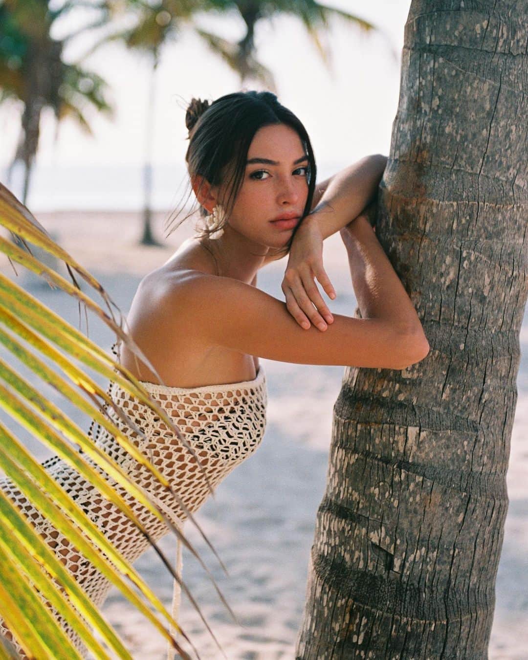 セリーヌ・ファラクのインスタグラム：「How about.. a tree house but on the beach 🌴   📷 @alejandro_algo」