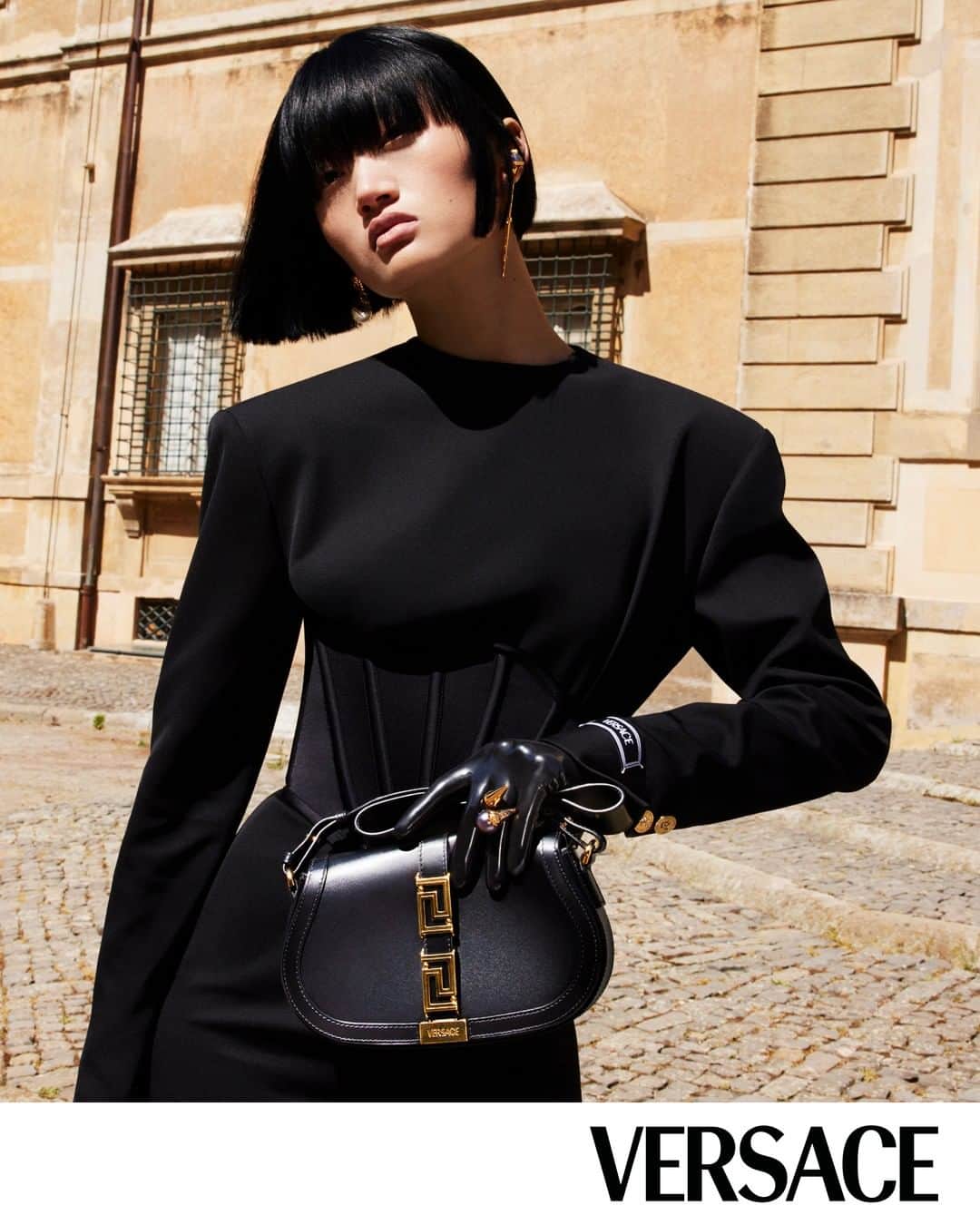 ジャンニヴェルサーチのインスタグラム：「Goddess, Unleashed, Versace,  The #VersaceGrecaGoddess bag for #VersaceFW22.   Now at Versace.com via the link in bio.」