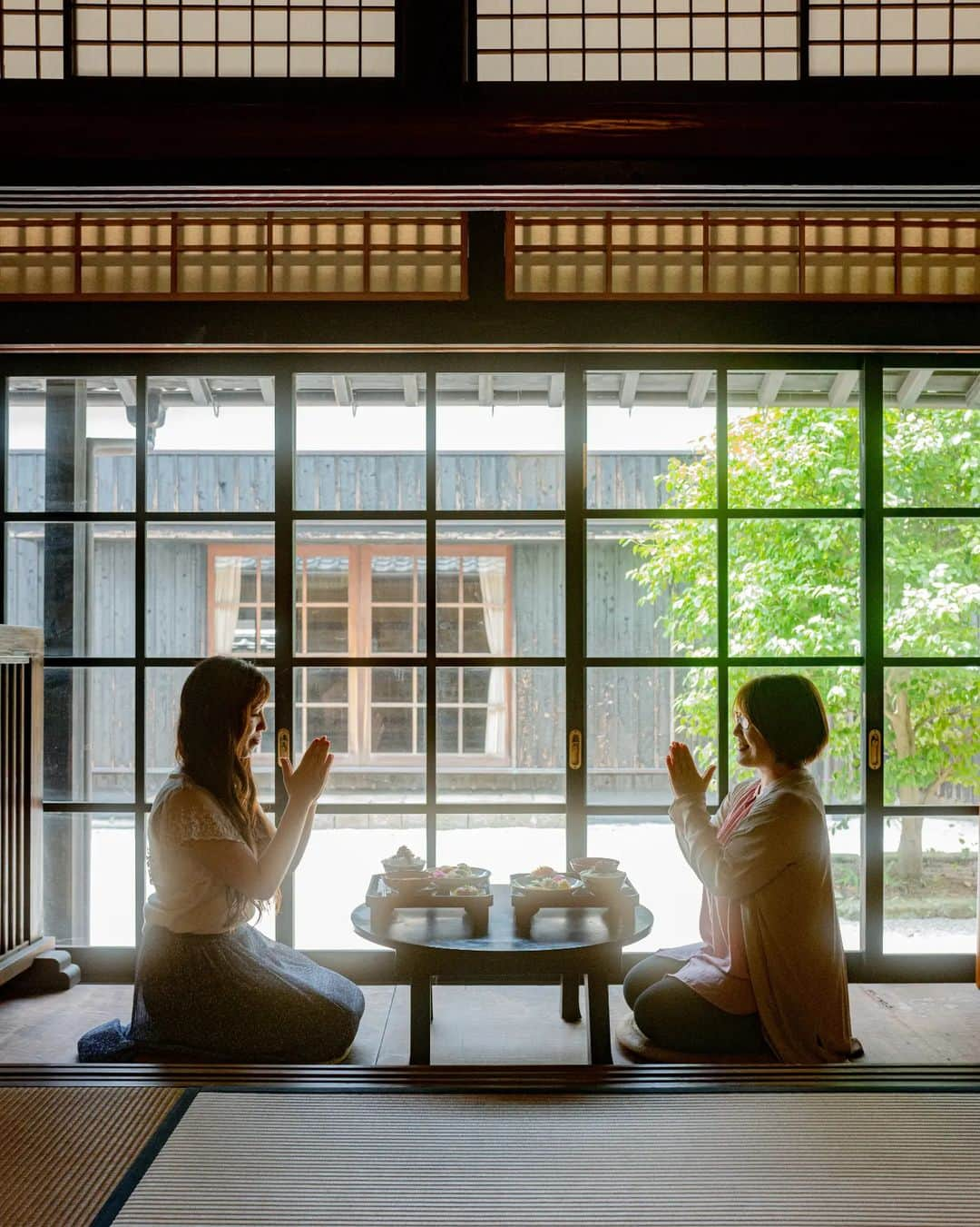 6151のインスタグラム：「2022.夏旅の記録｜島根県の旅 3  出雲市平田町にあるごはん屋さんでランチ。江戸時代に“雲州平田木綿”の生産地として栄えた木綿街道の一角にあるお屋敷、明るいお座敷でしっとりと素朴な料理を楽しみました。 2階へあがると古い機織り機が。居心地が良過ぎてつい長居してしまいます。  訪れることを楽しみにしていた目のお薬師さま一畑薬師、麓から本堂へ続く1200段余りある石段（参道）が有名なお寺。まぶたに塗って目を守る言い伝えがあるというお茶湯や、ゲゲゲの鬼太郎でおなじみの目玉のおやじやのんのんばあの像も。  そして今回は、はじめての写経を体験。筆を執り無心で文字を綴る時間は頭の中にある靄が薄れていくようですっきりした気持ちに。久しぶりに文字を書いたこともあり新鮮だった。写経をすることで空になる、というお坊さんのお話も自分の心境にストンときてうちに帰ってからもやってみようと思うほど良い体験になった。普通にハマる。 定期的に雑念を捨て無心になったほうがいいな、我々は。  昔ながらの手作りにこだわった持田醤油店の醤油ソフトクリーム、醤油好きには特におすすめ。想像以上に控えめな醤油味で大豆の香りがほのかに漂う品の良いお味でした。  ・ごはん屋 綿の花 ・醫王山一畑寺（一畑薬師） ・木綿街道 ・持田醤油店の醤油ソフトクリーム  #私の出雲ご縁旅	 #ご縁の聖地	 #goodなつながりを	 #izumo	 #ancientjapanizumo」