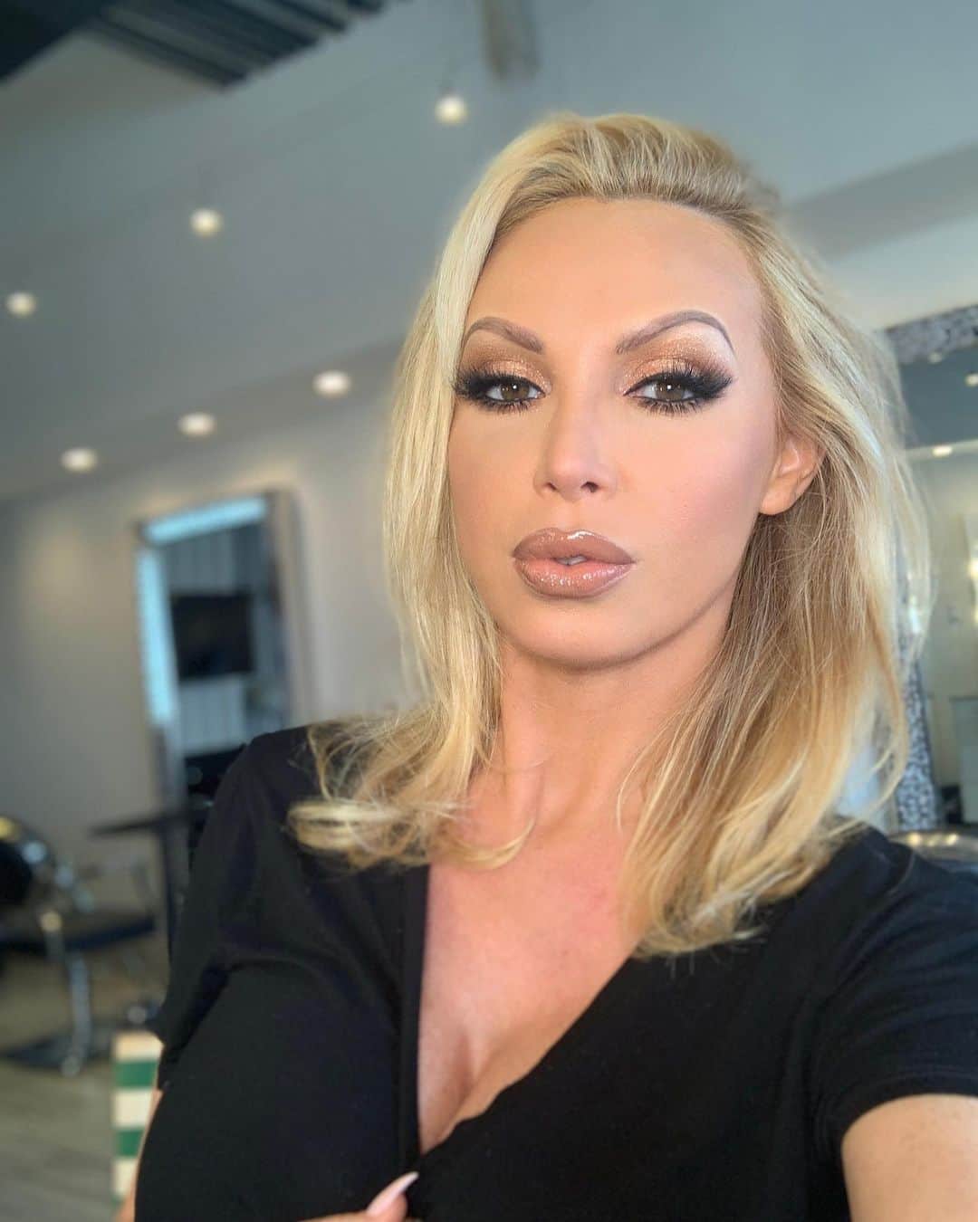 ニッキー・ベンツのインスタグラム：「Drop your country flag 🇺🇸⁠ ⁠ ⁠ #selfie #selfieoftheday #blonde #hairstyle #makeup #eyes #beauty #fashion #fashioninspo #instafashion #look #lookoftheday #weekend」