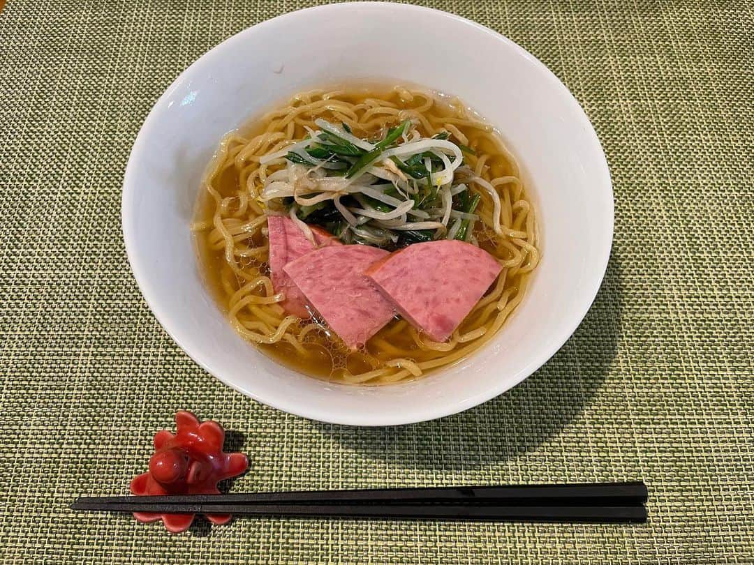 内海和子のインスタグラム：「. 夜中の塩ラーメン 沖縄の豚肉で作ったハム 美味しい。 . . #ゆりあんぬ#お夜食 #お疲れ様#ライブ #カズゴハン#ママごはん  #私は食べないよ #作る専門#我慢我慢 #お箸置き##箸置コレクション #内海和子#食器#うつわ#うつわずき#器 #ぬか漬けソムリエ」