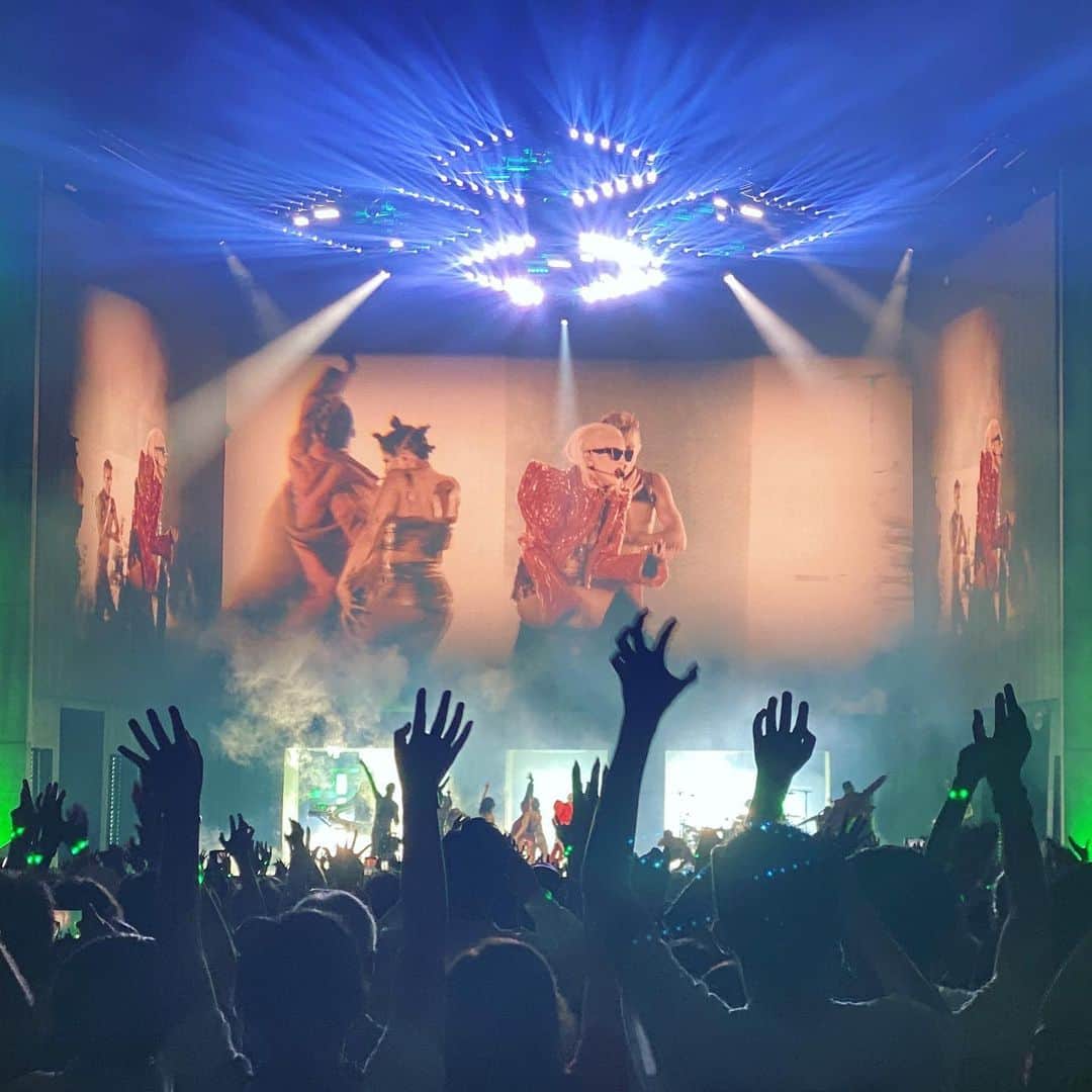 雅-MIYAVI-のインスタグラム：「One of the best shows of this generation.   Also big up to the great band members. You guys literally rock🤘🏻🤘🏻🔥💯  惜しみないショーマンシップとヒリヒリするほどの熱いメッセージに溢れた素晴らしいショーでした。  バンドのみんなも最高のパフォーマンスでキッズたちもスカイラー様もノリノリでした。笑」