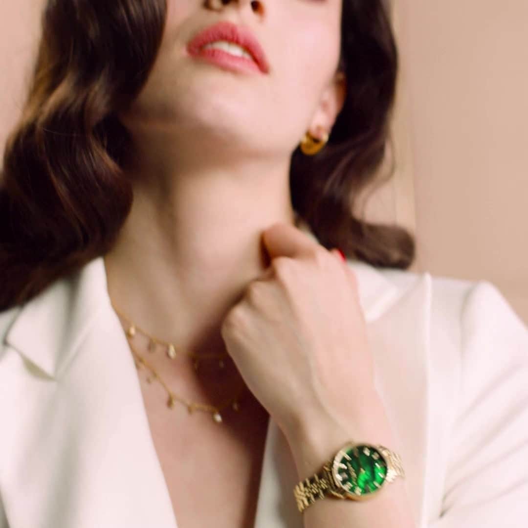 のインスタグラム：「Introducing the Art Deco collection, inspired by boldly lavish, colour-rich details, channelling the elegance of the 1920s and capturing it into one beautiful collection. Now available to shop!✨  #OliviaBurton #ArtDeco #GoldJewellery #JewelleryCollection」
