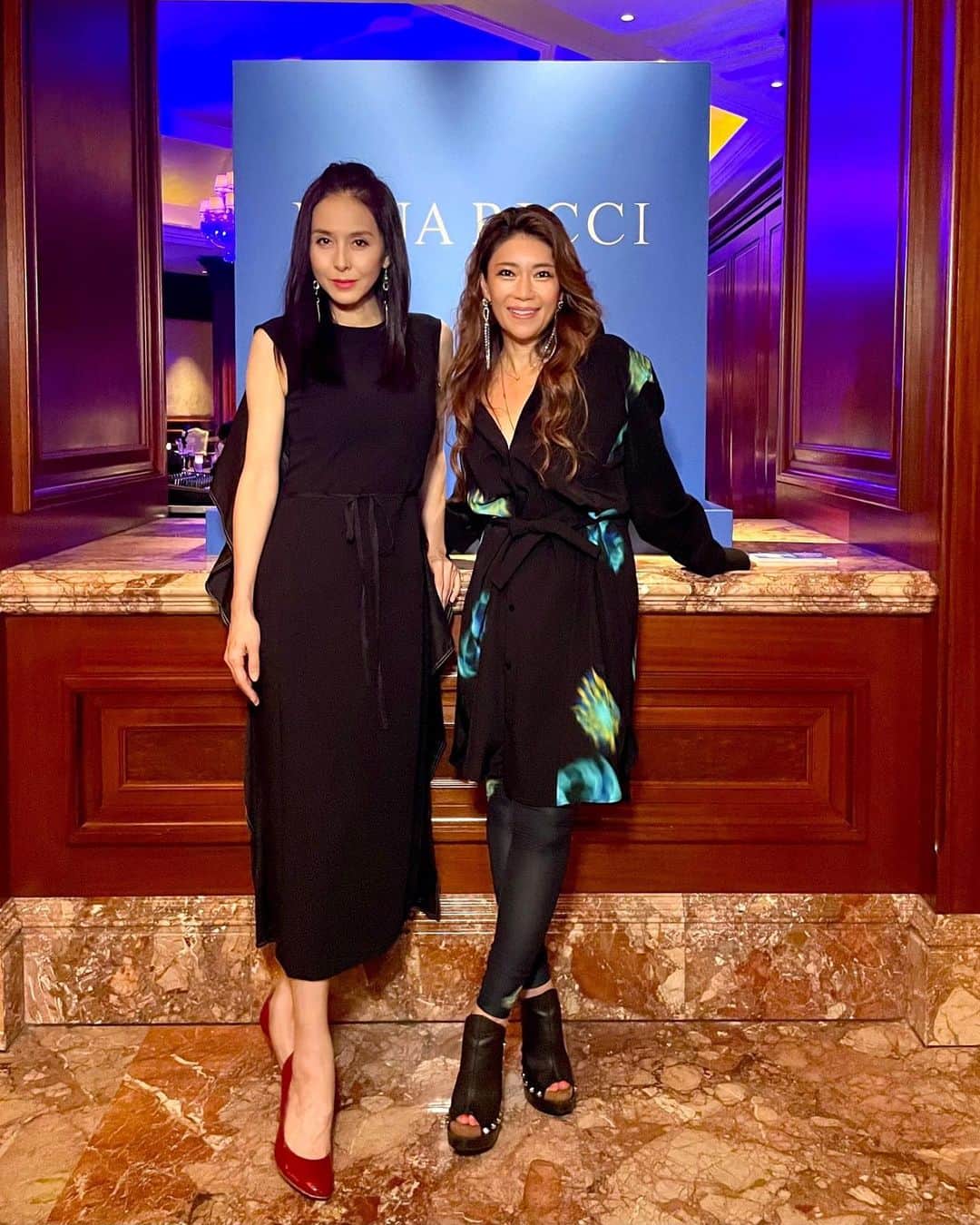 のインスタグラム：「* * 昨夜は #ザリッツカールトン大阪で始まった#NINARICCIafternoontea のキックオフイベント NINARICCI NIGHT LOUNGEにお招きいただきました✨  １枚目の写真は、ニナリッチの日本代理店である@iza_official の #田中タキ さんと📸  ４枚目のスリーショットは、DJの  #奈良裕也 さん、 #マドモアゼルユリア さん📸  DJの音楽にのって一夜限りのラウンジナイトを満喫しました💃🕺  #NINARICCIafternoontea お問い合わせは @ritzcarlton.osaka 06-6343-7020 @iza_official 06-6533-7877  @ritzcarlton.osaka  @ninaricci  @iza_official  #izastagram」